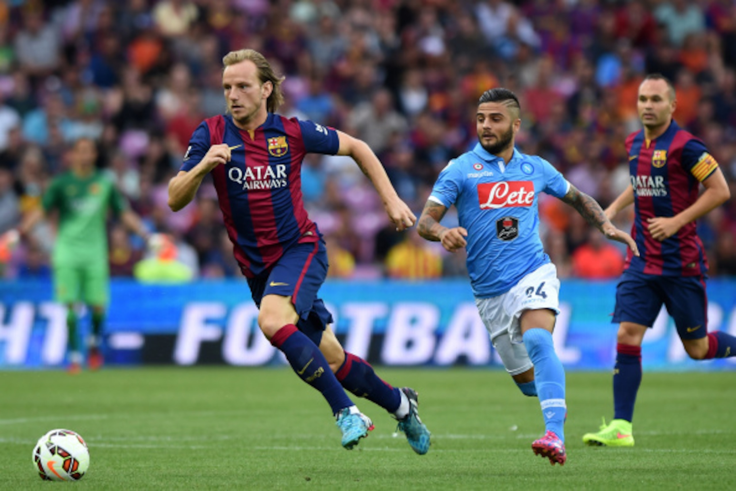 GENEVA, SWITZERLAND - AUGUST 06:  Ivan Rakitic (L) of FC Barcelona in action against Lorenzo Insigne of SSC Napoli during the pre-season friendly match between FC Barcelona and SSC Napoli on August 6, 2014 in Geneva, Switzerland.  (Photo by Valerio Pennic