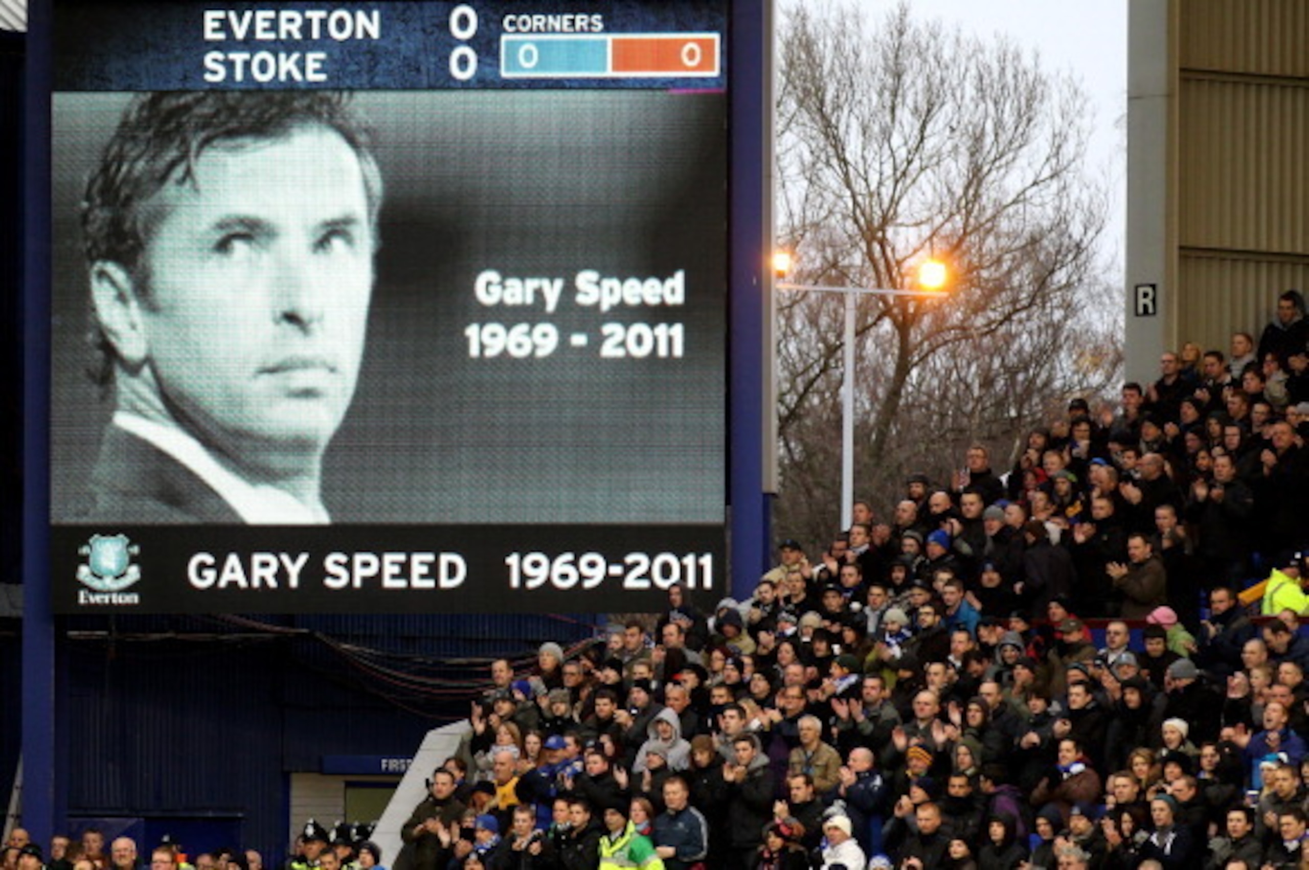 LIVERPOOL, ENGLAND - DECEMBER 04:  Everton fans acknowledge a minutes applause to honour the late Gary Speed prior to the Barclays Premier League match between Everton and Stoke City at Goodison Park on December 4, 2011 in Liverpool, England.  (Photo by A
