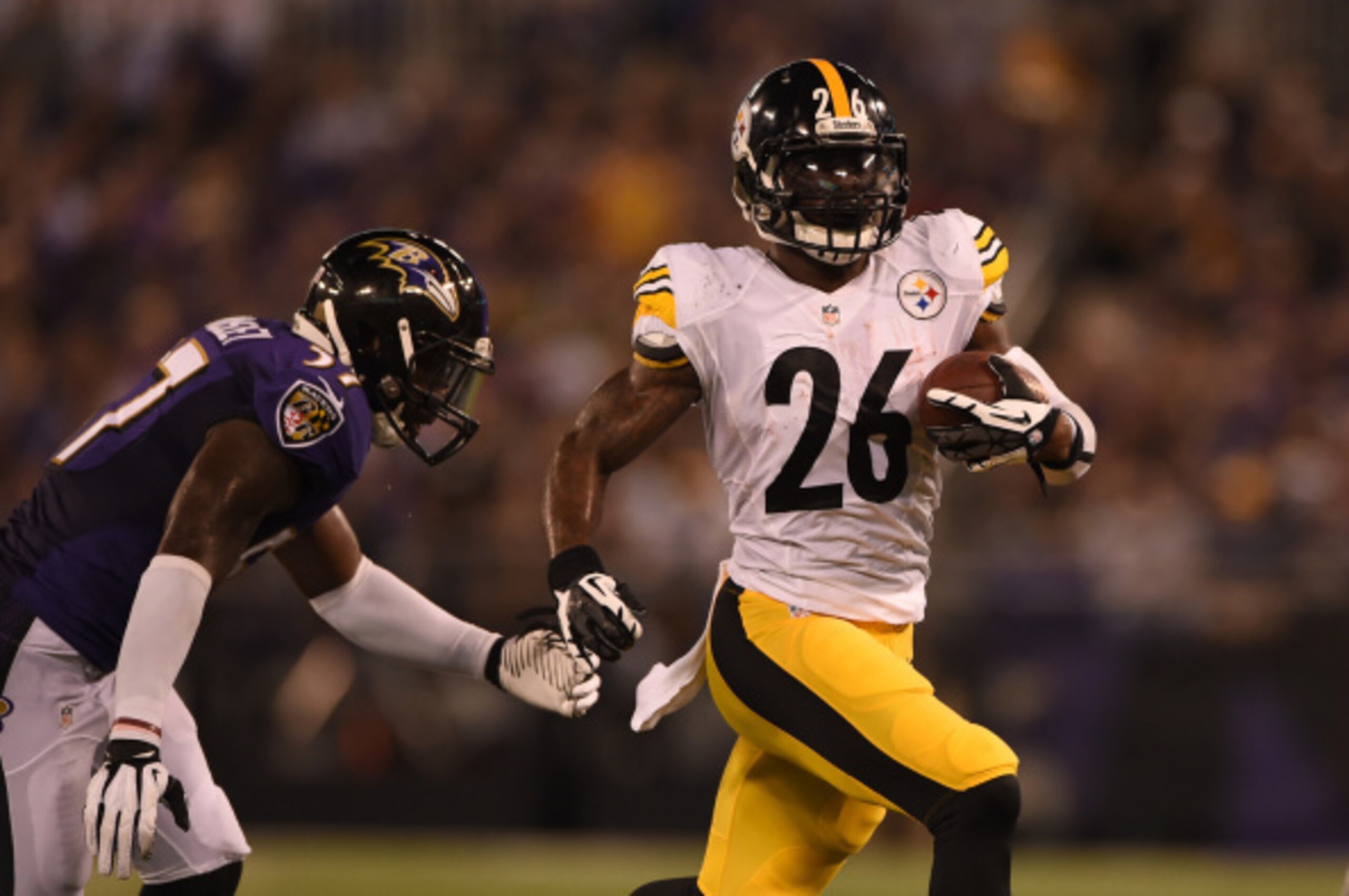 BALTIMORE, MD - SEPTEMBER 11: Running back Le'Veon Bell #26 of the Pittsburgh Steelers evades inside linebacker C.J. Mosley #57 of the Baltimore Ravens at M&T Bank Stadium on September 11, 2014 in Baltimore, Maryland. (Photo by Patrick Smith/Getty Images)