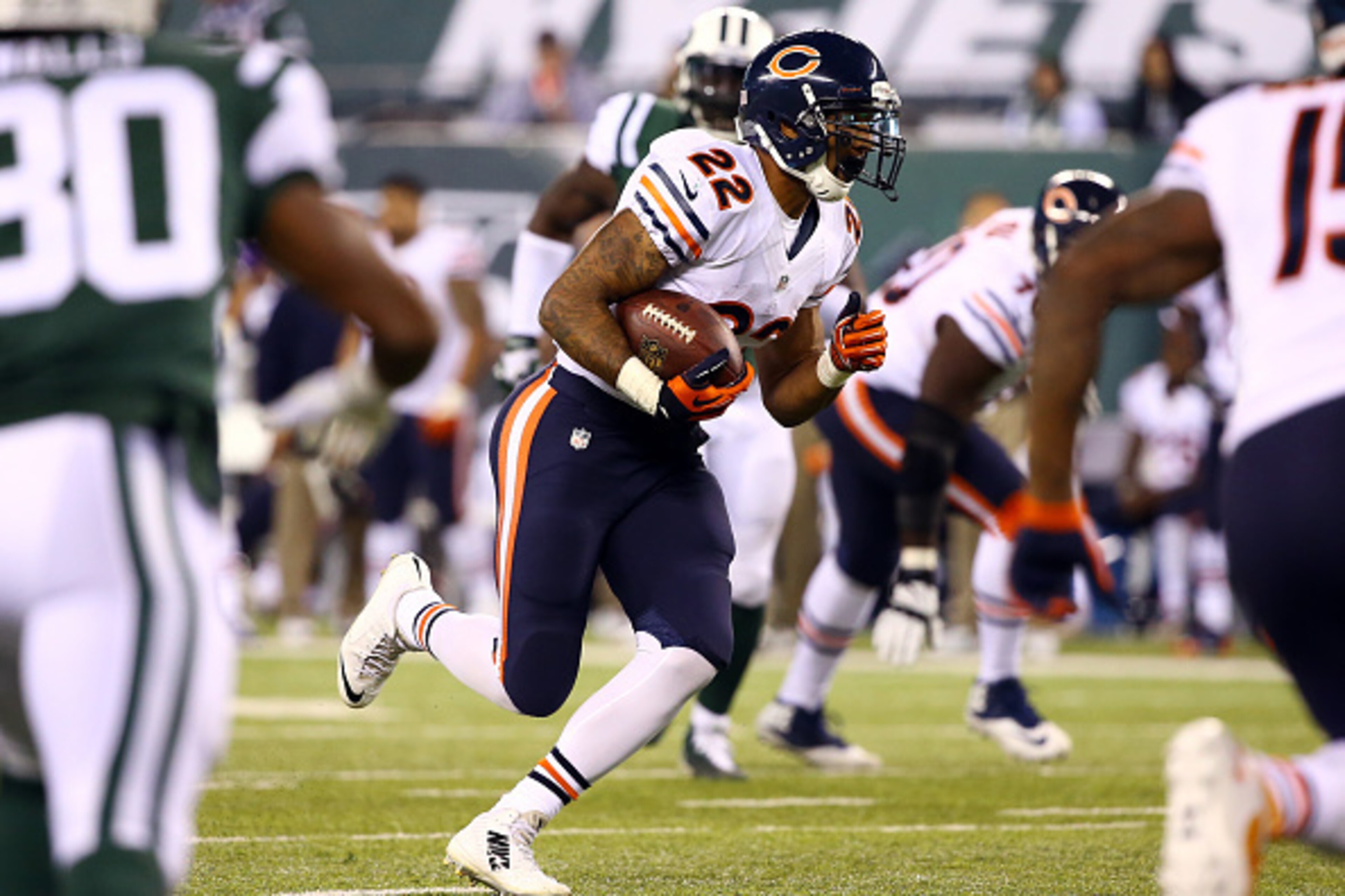 EAST RUTHERFORD, NJ - SEPTEMBER 22: Running back Matt Forte #22 of the Chicago Bears carries the ball against the New York Jets during a game at MetLife Stadium on September 22, 2014 in East Rutherford, New Jersey.  (Photo by Al Bello/Getty Images)