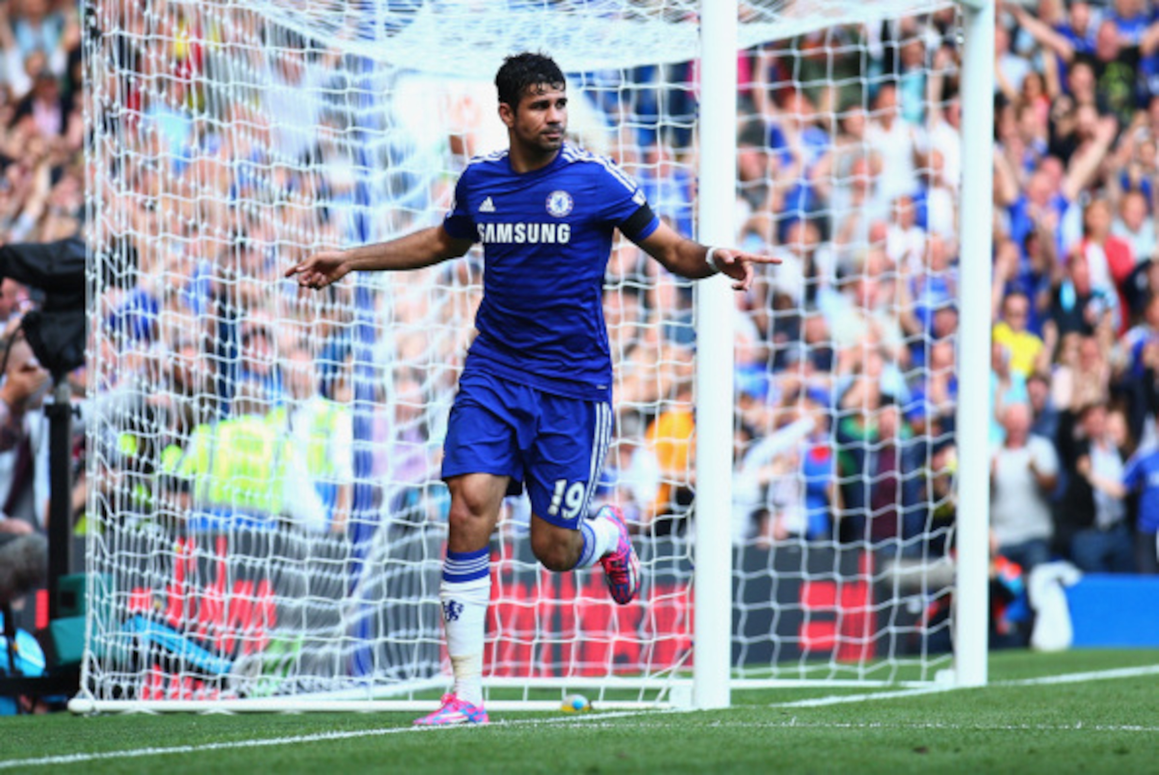 LONDON, ENGLAND - SEPTEMBER 13:  Diego Costa of Chelsea celebrates as scores his and his team's third goal during the Barclays Premier League match between Chelsea and Swansea City at Stamford Bridge on September 13, 2014 in London, England.  (Photo by Pa