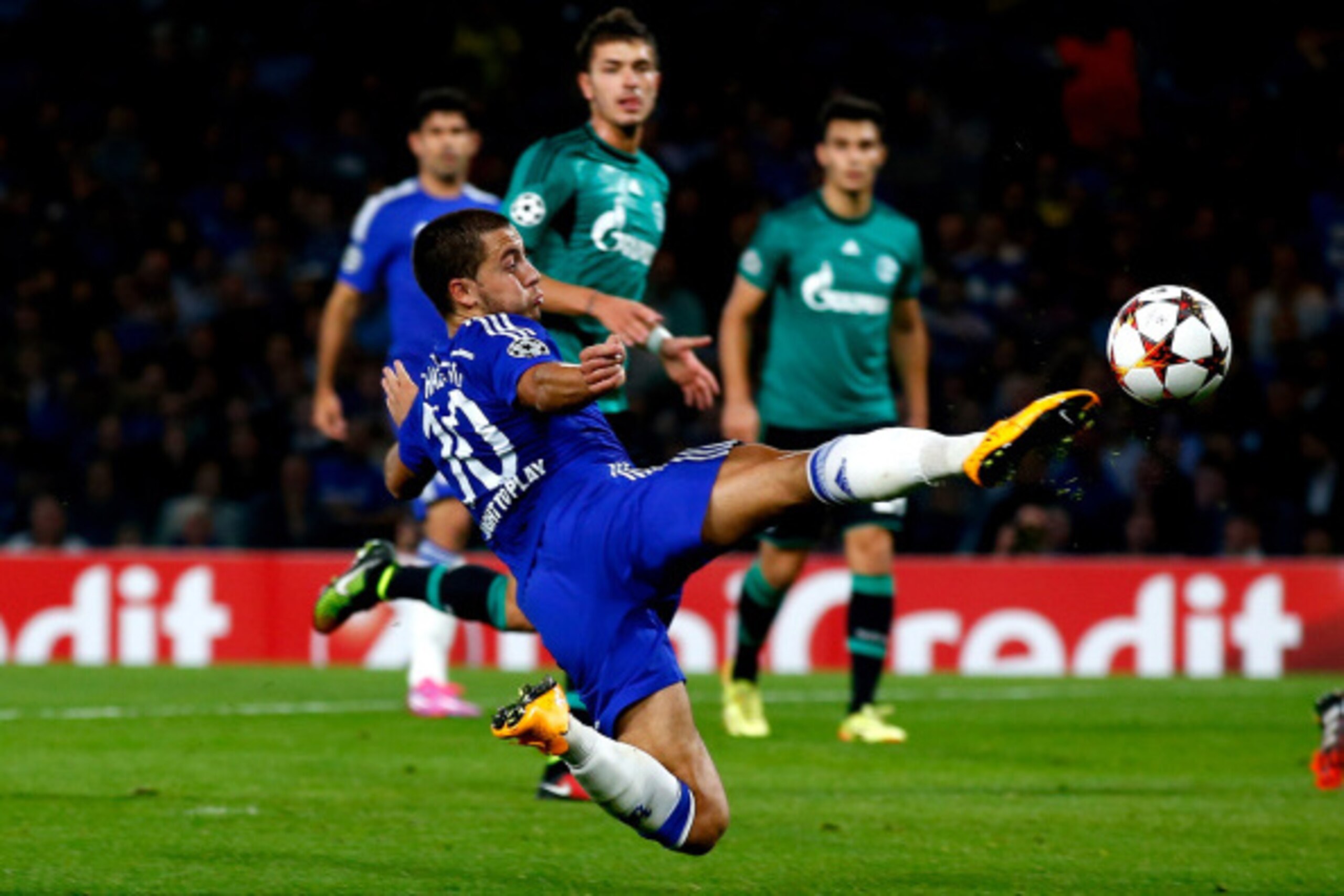 LONDON, ENGLAND - SEPTEMBER 17: Eden Hazard of Chelsea stretches for the ball  during the UEFA Champions League Group G match between Chelsea and FC Schalke 04 on September 17, 2014 in London, United Kingdom.  (Photo by Clive Rose/Getty Images)