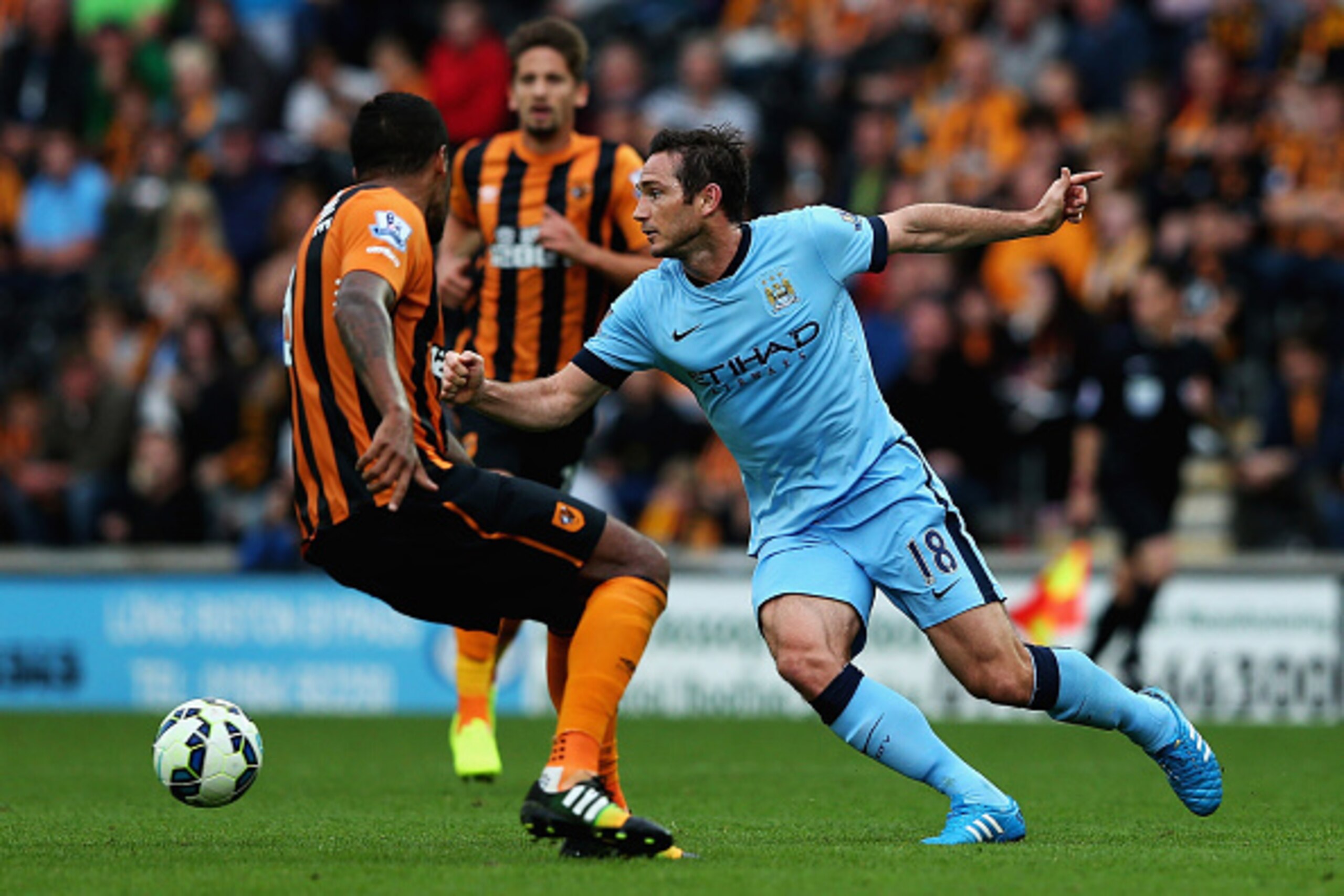 HULL, ENGLAND - SEPTEMBER 27:  Frank Lampard of Manchester City beats the challenge from Curtis Davies of Hull City during the Barclays Premier League match between Hull City and Manchester City at KC Stadium on September 27, 2014 in Hull, England.  (Phot