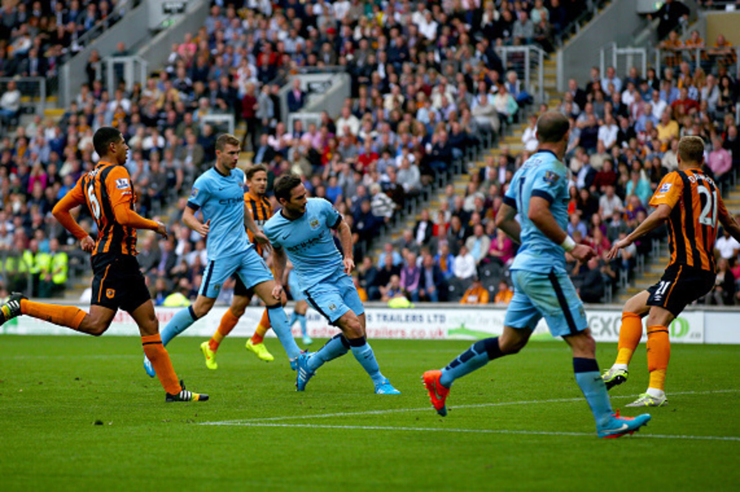 HULL, ENGLAND - SEPTEMBER 27:  Frank Lampard of Manchester City scores his team's fourth goal during the Barclays Premier League match between Hull City and Manchester City at KC Stadium on September 27, 2014 in Hull, England.  (Photo by Matthew Lewis/Get
