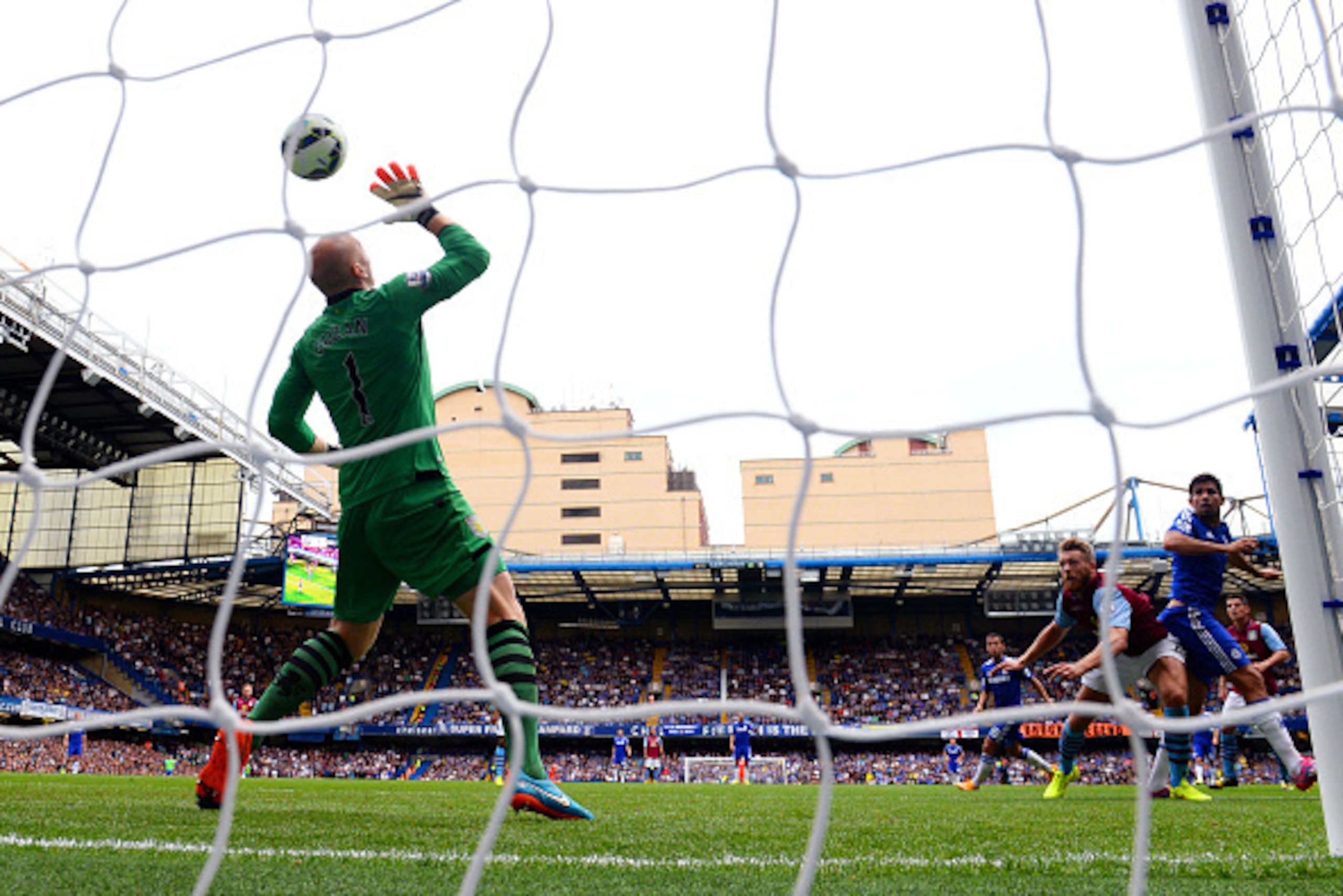 LONDON, ENGLAND - SEPTEMBER 27:  Diego Costa of Chelsea scores his team's third goal past goalkeeper Brad Guzan of Aston Villa during the Barclays Premier League match between Chelsea and Aston Villa at Stamford Bridge on September 27, 2014 in London, Eng