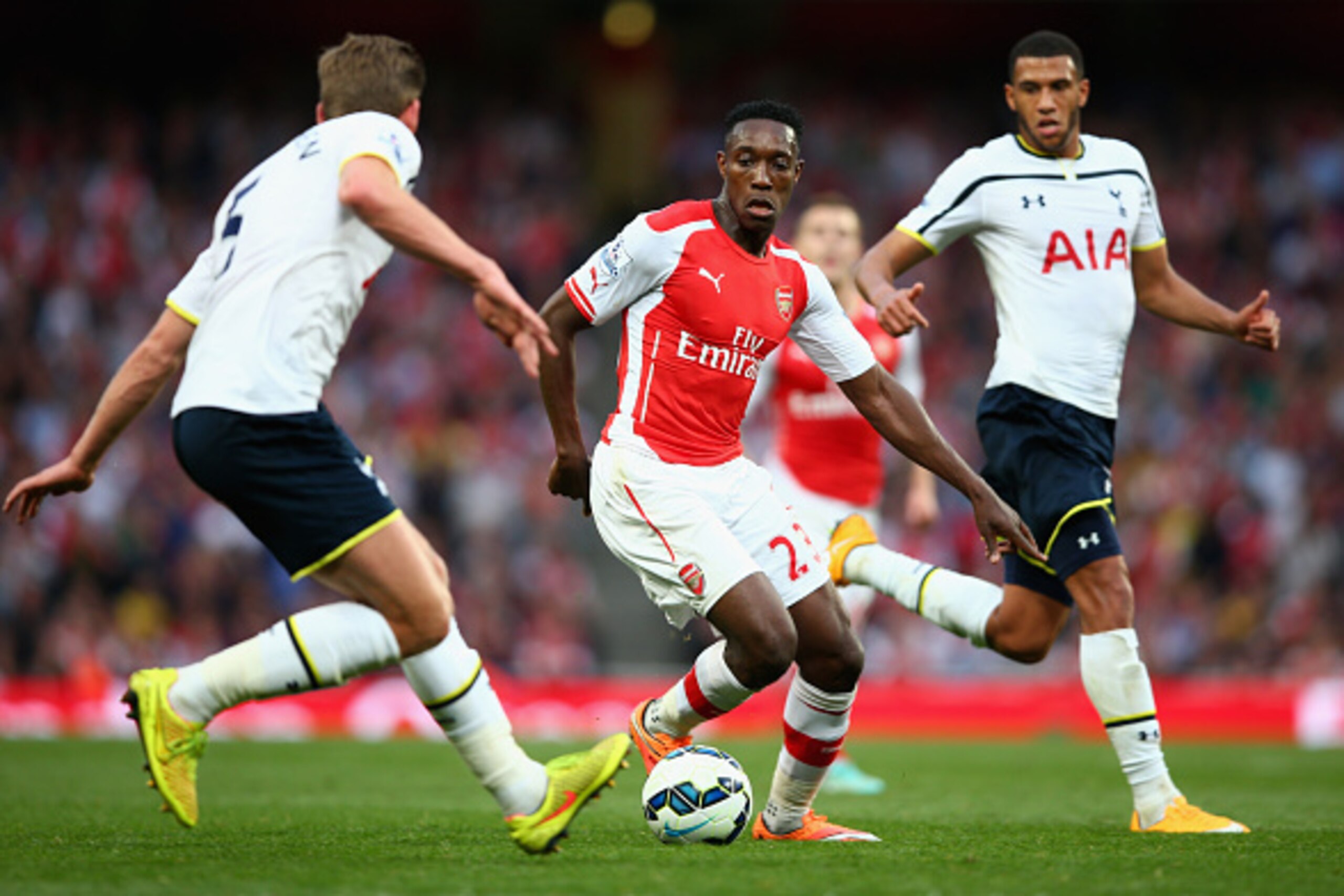 LONDON, ENGLAND - SEPTEMBER 27:  Danny Welbeck of Arsenal is closed down by Jan Vertonghen of Tottenham Hotspur during the Barclays Premier League match between Arsenal and Tottenham Hotspur at Emirates Stadium on September 27, 2014 in London, England.  (