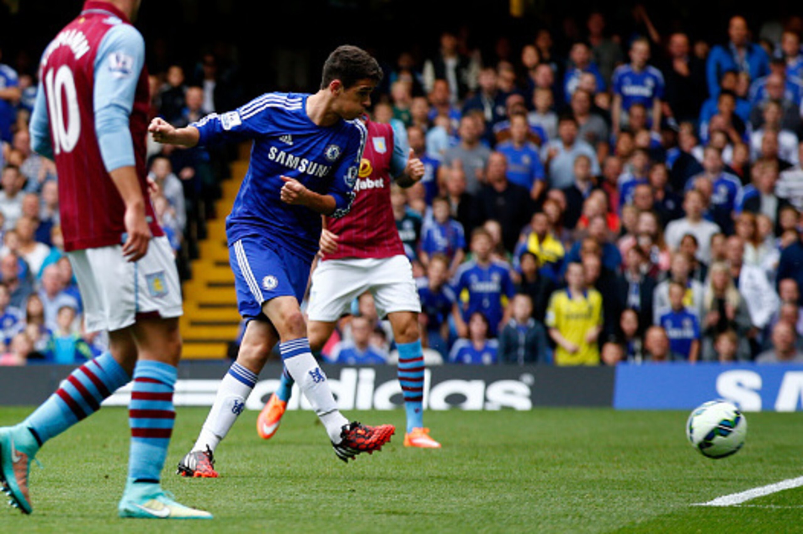 LONDON, ENGLAND - SEPTEMBER 27: Oscar of Chelsea scores the opening goal during the Barclays Premier League match between Chelsea and Aston Villa at Stamford Bridge on September 27, 2014 in London, England. (Photo by Clive Rose/Getty Images) LONDON, ENGLAND - SEPTEMBER 27: Oscar of Chelsea scores the opening goal during the Barclays Premier League match between Chelsea and Aston Villa at Stamford Bridge on September 27, 2014 in London, England. (Photo by Clive Rose/Getty Images)