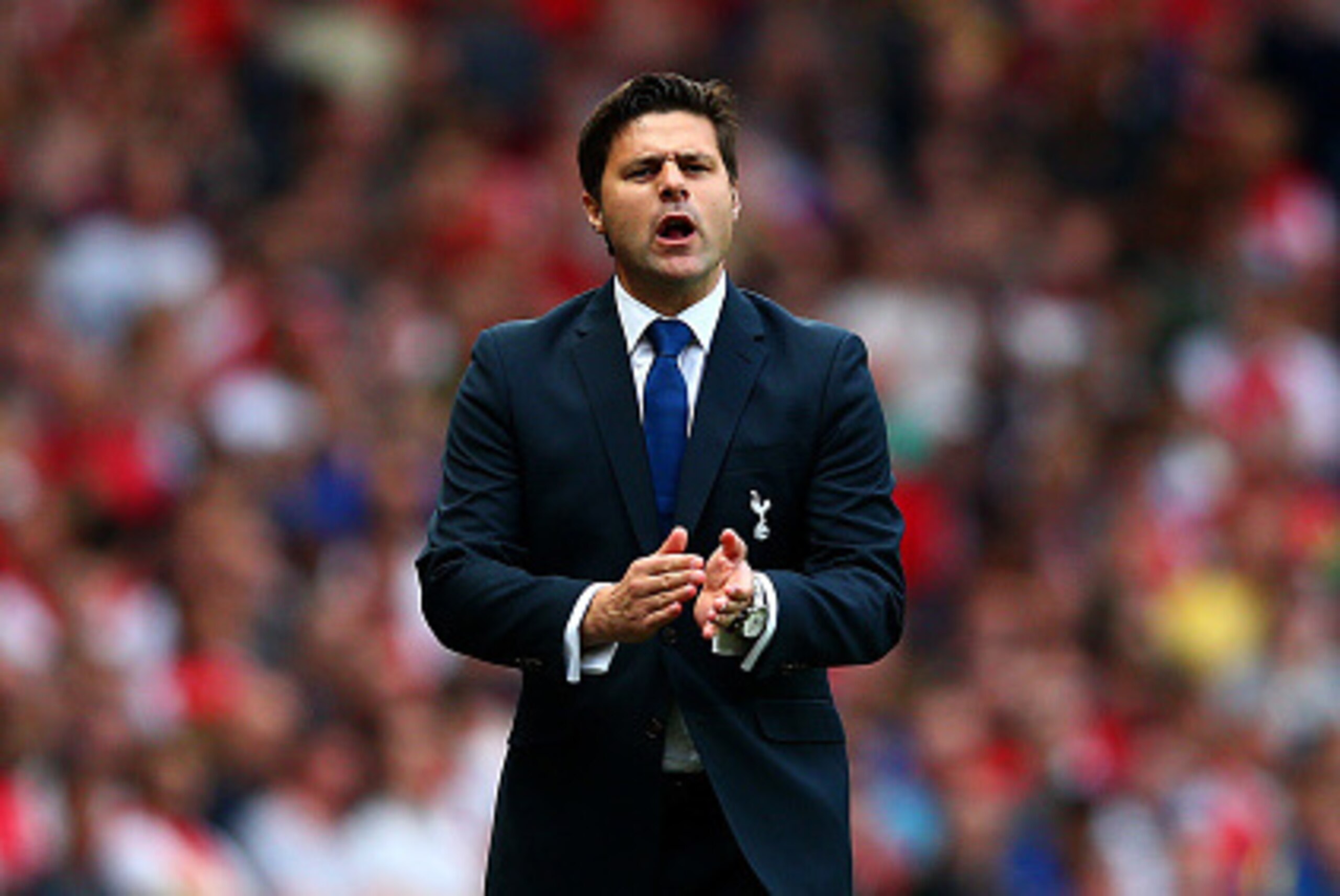 LONDON, ENGLAND - SEPTEMBER 27:  Manager Mauricio Pochettino of Spurs issues instructions to his players during the Barclays Premier League match between Arsenal and Tottenham Hotspur at Emirates Stadium on September 27, 2014 in London, England.  (Photo b