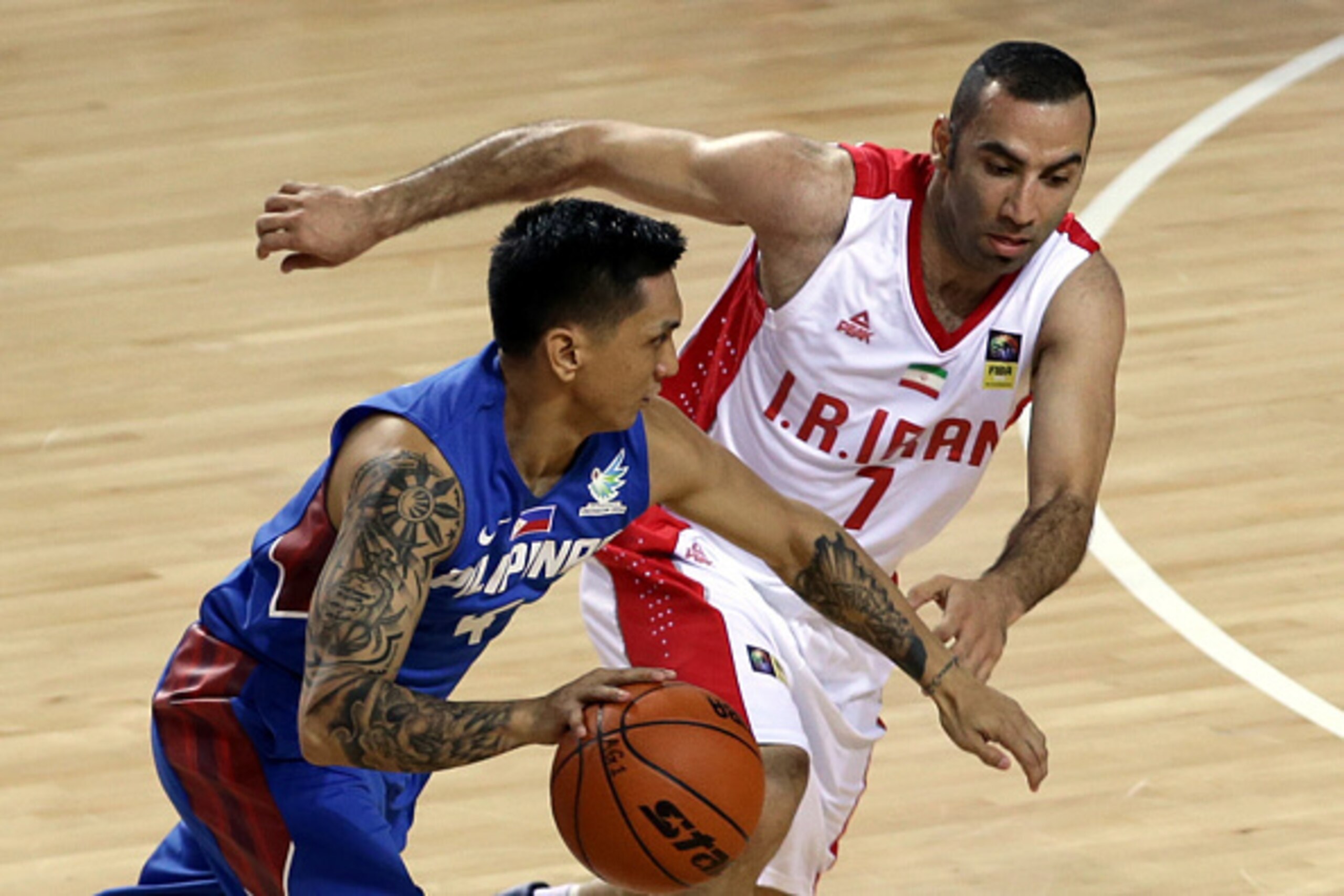 INCHEON, SOUTH KOREA - SEPTEMBER 25:  Jim Alapag of the Philippines and Mahdi Kamrani of Iran competes during the Basketball Mens Preliminary round match between Iran and the Philippines during day five of the 2014 Asian Games at Hwaseong Sports Complex G