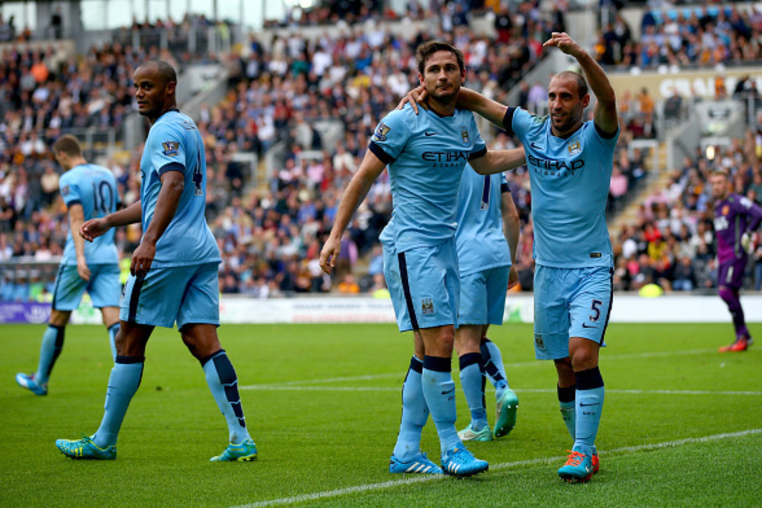 HULL, ENGLAND - SEPTEMBER 27:  Frank Lampard of Manchester City celebrates with team-mate Pablo Zabaleta after scoring his team's fourth goal during the Barclays Premier League match between Hull City and Manchester City at KC Stadium on September 27, 201