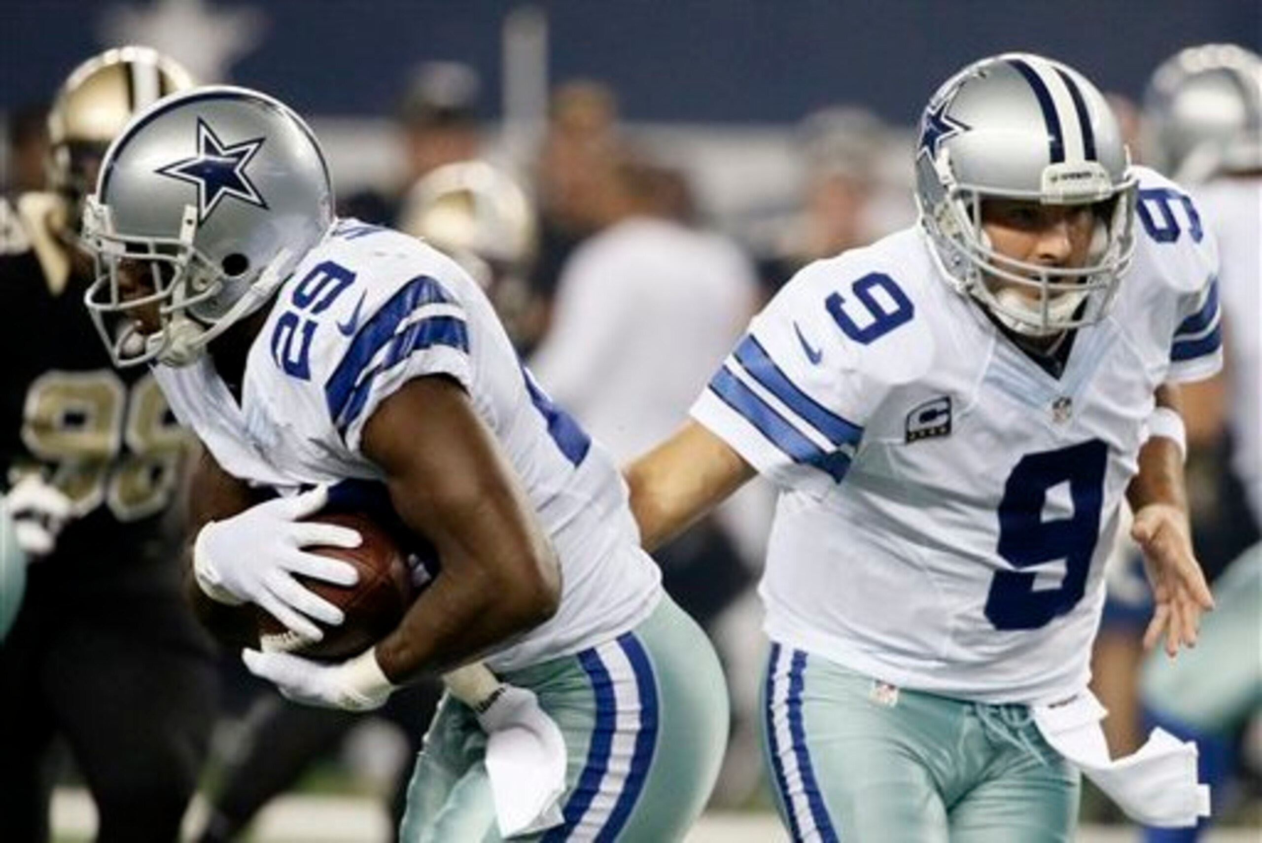 Giving the ball to DeMarco Murray more often has made Tony Romo a better quarterback and the Cowboys a winning offense.