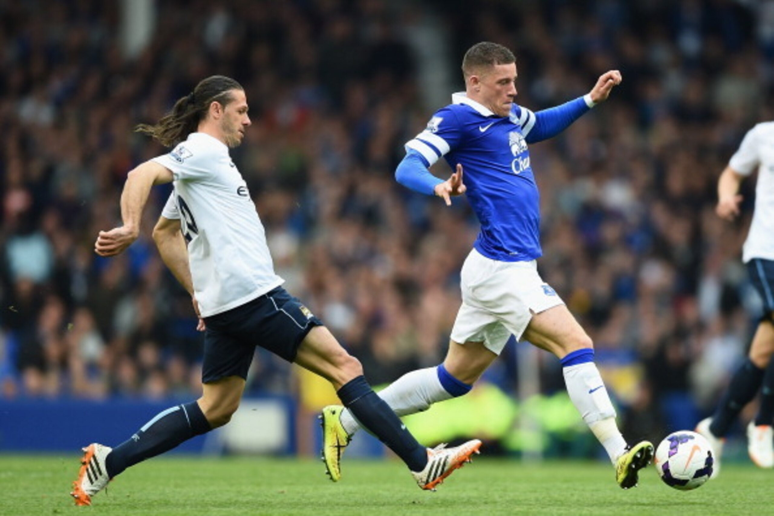 LIVERPOOL, ENGLAND - MAY 03:  Martin Demichelis of Manchester City challenges Ross Barkley of Everton during the Barclays Premier League match between Everton and Manchester City at Goodison Park on May 3, 2014 in Liverpool, England.  (Photo by Laurence G