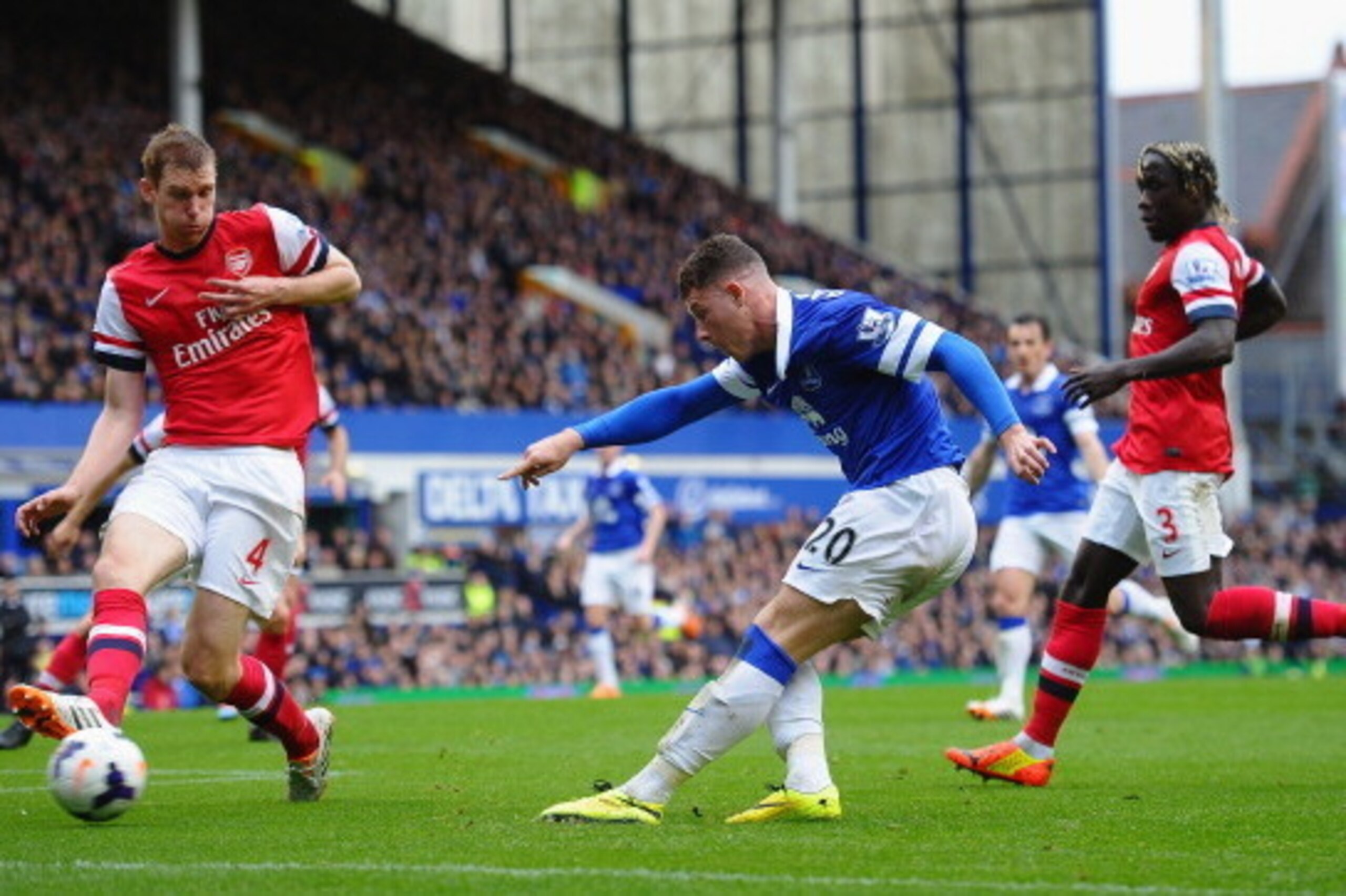 LIVERPOOL, ENGLAND - APRIL 06:  Ross Barkley of Everton shoots at goal during the Barclays Premier League match between Everton and Arsenal at Goodison Park on April 6, 2014 in Liverpool, England.  (Photo by Laurence Griffiths/Getty Images)