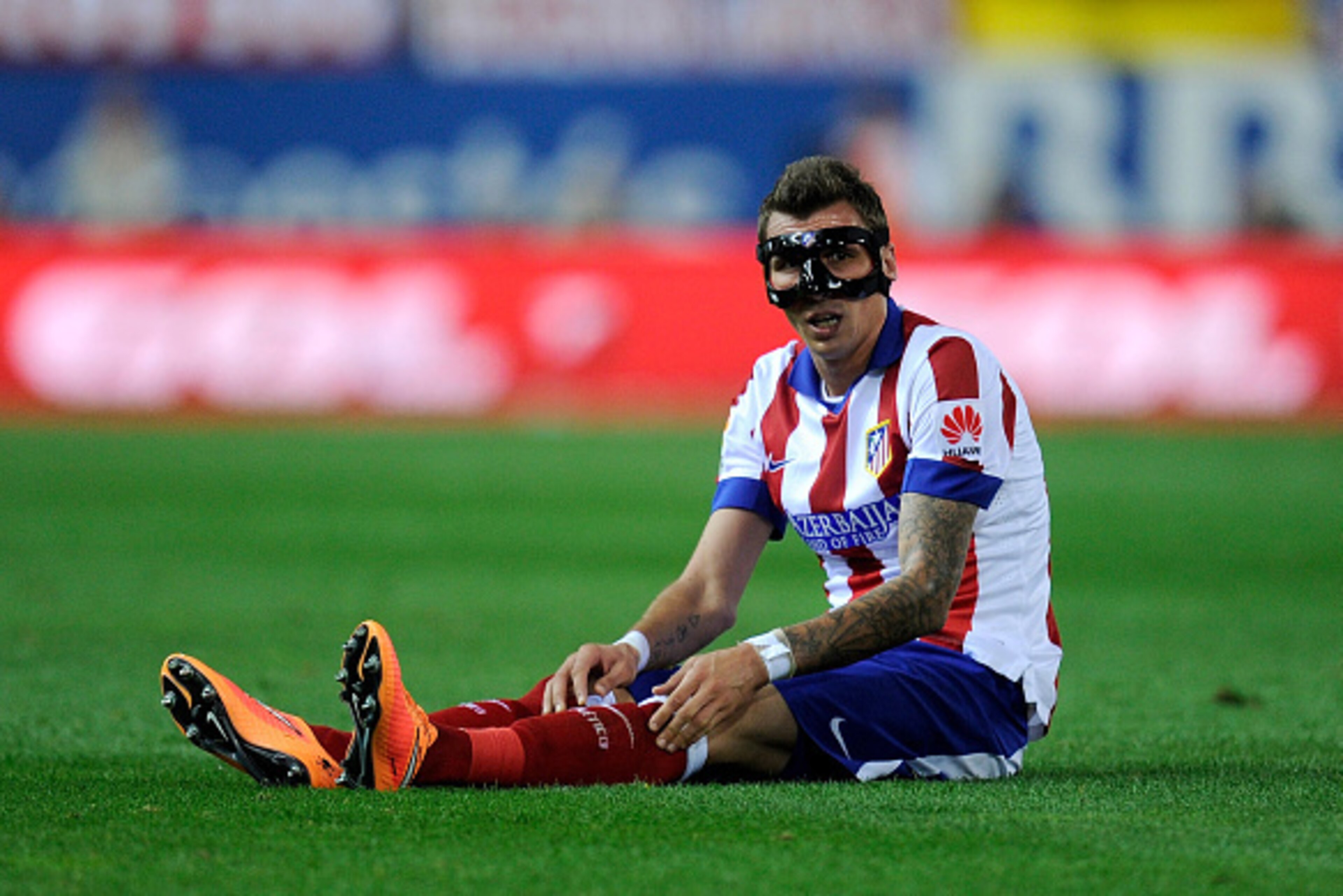 MADRID, SPAIN - SEPTEMBER 27:  Mario Mandzukic of Club Atletico de Madrid reacts during the La Liga match between Club Atletico de Madrid and Sevilla FC at Vicente Calderon Stadium on September 27, 2014 in Madrid, Spain.  (Photo by Denis Doyle/Getty Image