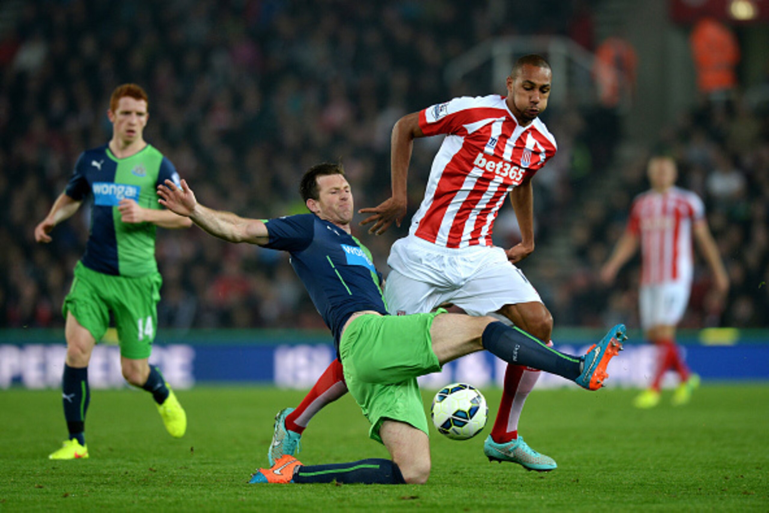 STOKE ON TRENT, ENGLAND - SEPTEMBER 29:  Steven N'Zonzi of Stoke City battles for the ball with Michael Williamson of Newcastle United during the Barclays Premier League match between Stoke City and Newcastle United at Britannia Stadium on September 29, 2