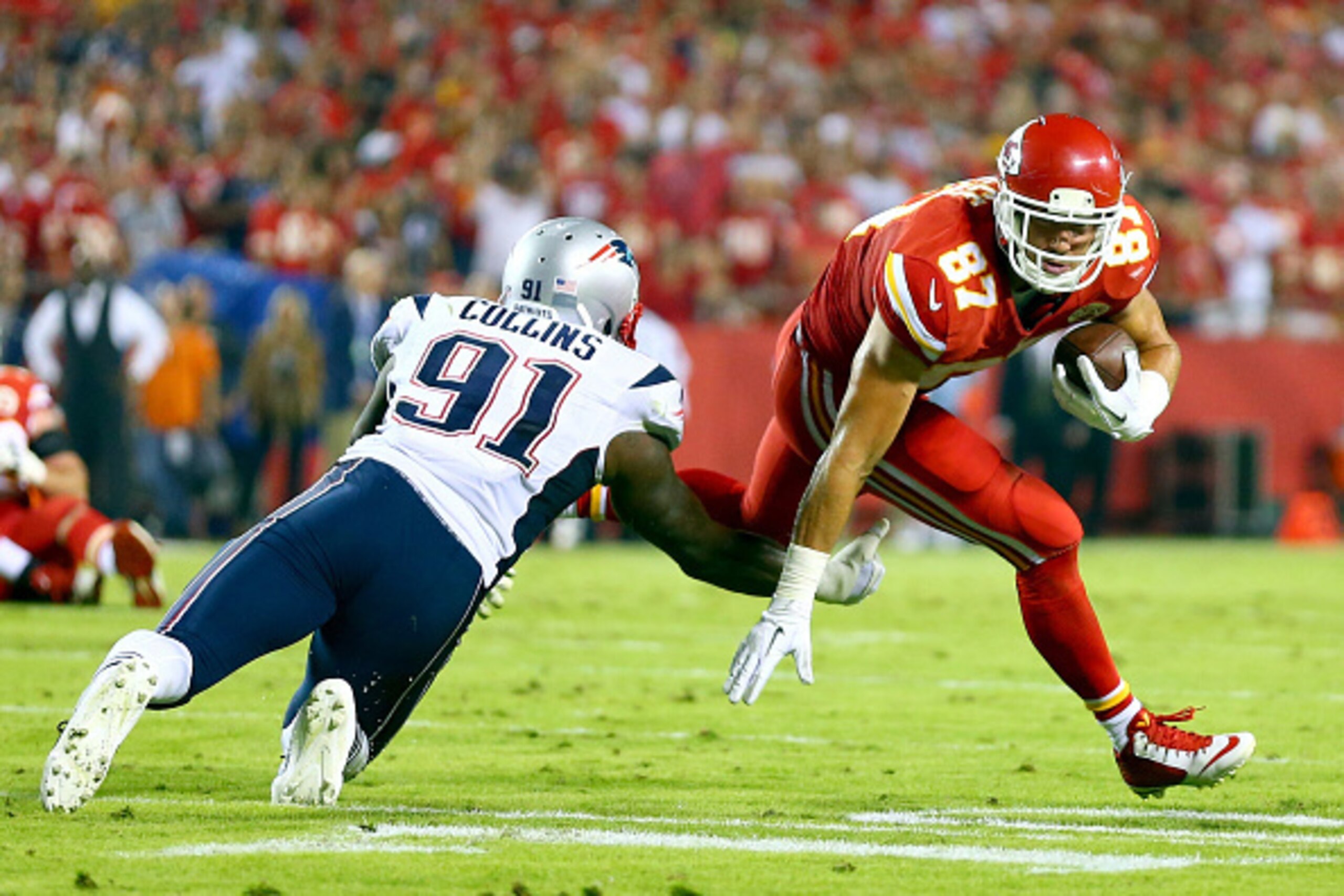 KANSAS CITY, MO - SEPTEMBER 29:   Travis Kelce #87 of the Kansas City Chiefs runs the ball against  Jamie Collins #91 of the New England Patriots during the first half at Arrowhead Stadium on September 29, 2014 in Kansas City, Missouri.  (Photo by Dilip V