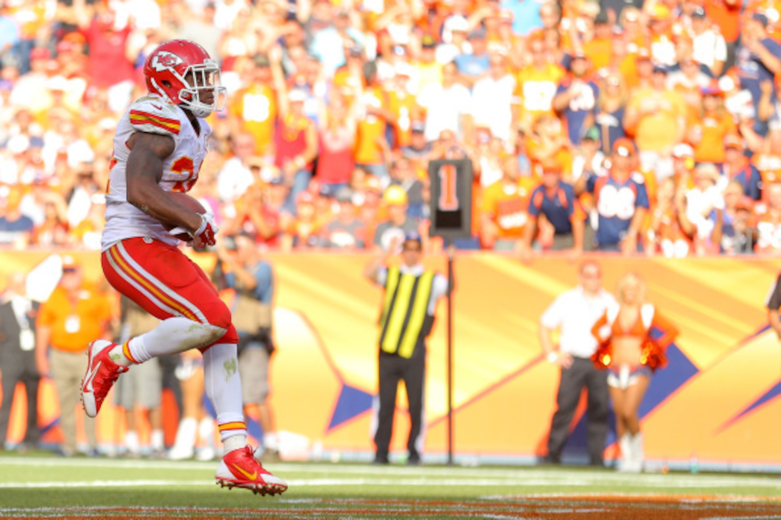 DENVER, CO - SEPTEMBER 14:  Running back Knile Davis #34 of the Kansas City Chiefs rushes for a fourth quarter touchdown against the Denver Broncos at Sports Authority Field at Mile High on September 14, 2014 in Denver, Colorado.  (Photo by Justin Edmonds