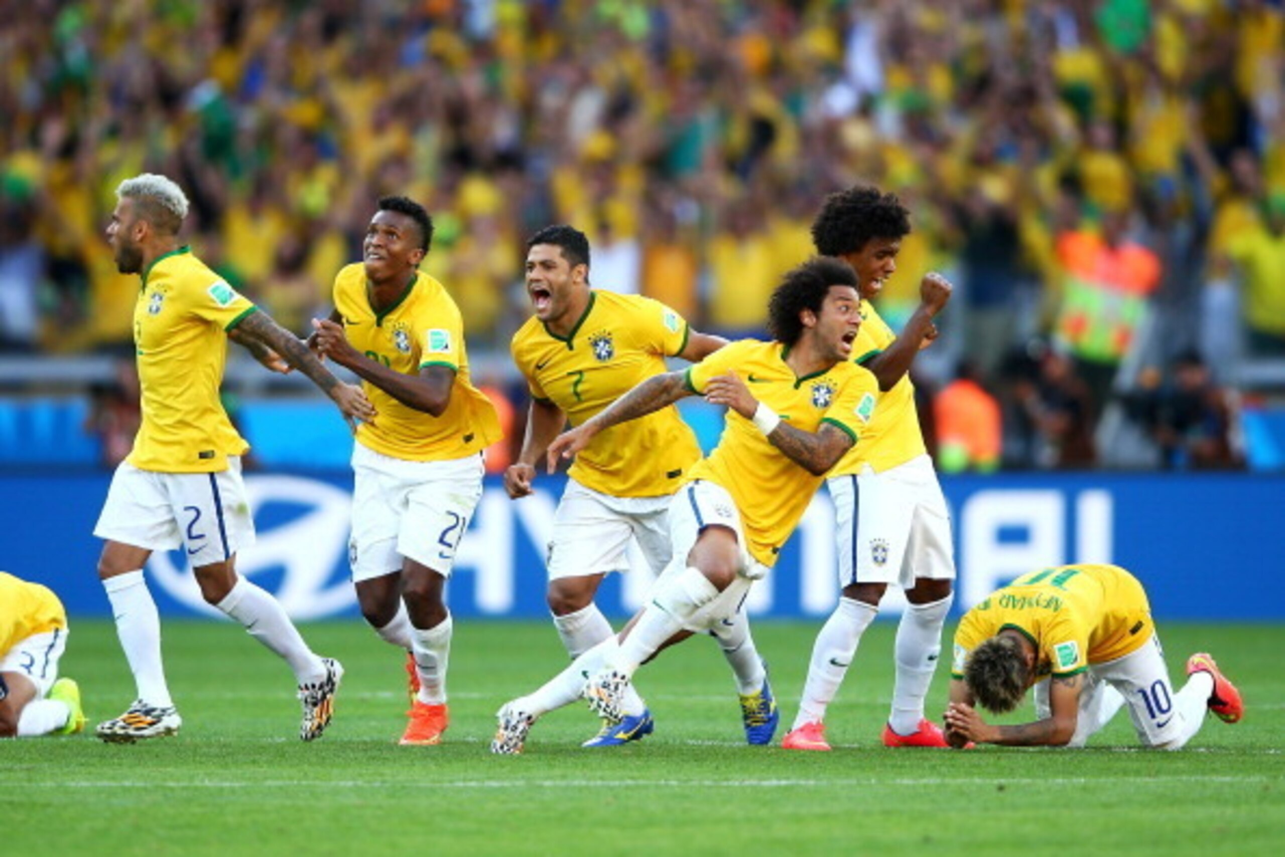 BELO HORIZONTE, BRAZIL - JUNE 28:  Brazil celebrates after defeating Chile in a penalty shootout during the 2014 FIFA World Cup Brazil round of 16 match between Brazil and Chile at Estadio Mineirao on June 28, 2014 in Belo Horizonte, Brazil.  (Photo by Pa