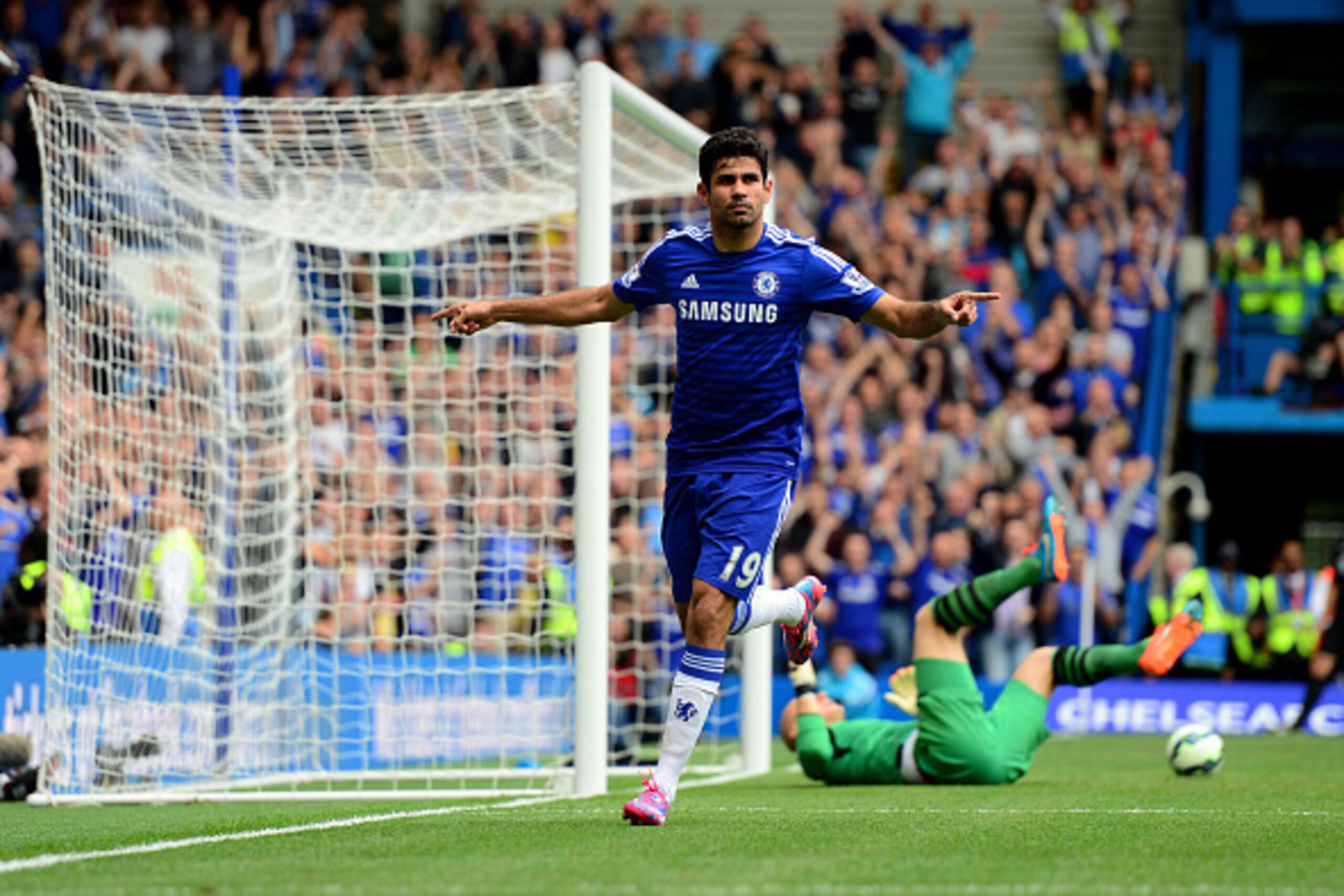 LONDON, ENGLAND - SEPTEMBER 27:  Diego Costa of Chelsea celebrates after scoring his team's second goal during the Barclays Premier League match between Chelsea and Aston Villa at Stamford Bridge on September 27, 2014 in London, England.  (Photo by Jamie 