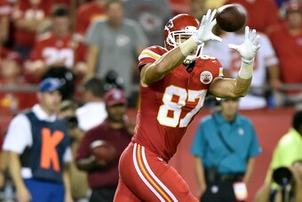 KANSAS CITY, MO - SEPTEMBER 29:  Travis Kelce #87 of the Kansas City Chiefs completes a pass against the New England Patriots  at Arrowhead Stadium on September 29, 2014 in Kansas City, Missouri.  (Photo by Peter Aiken/Getty Images)
