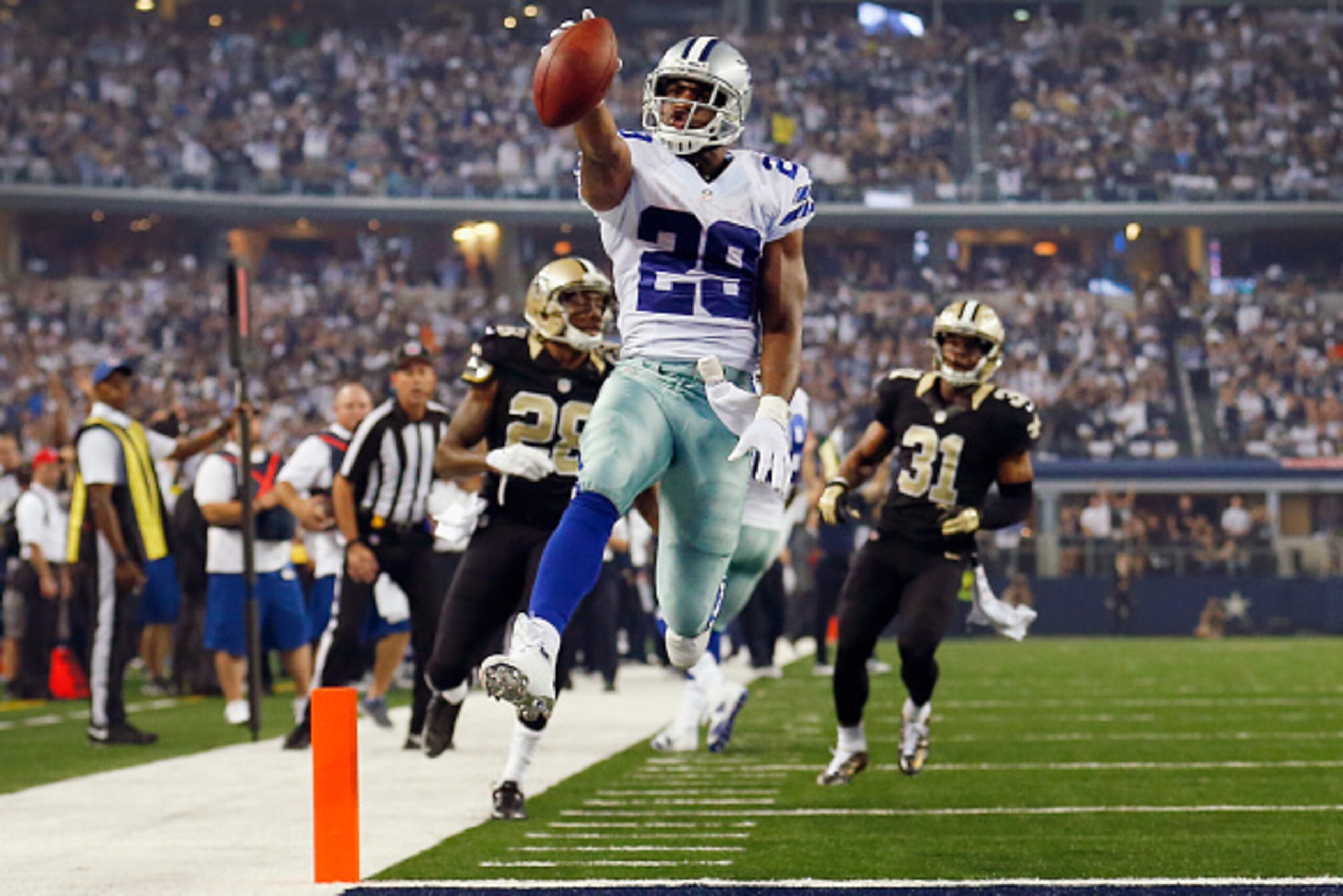 ARLINGTON, TX - SEPTEMBER 28:  DeMarco Murray #29 of the Dallas Cowboys runs for a touchdown against the New Orleans Saints in the first half at AT&T Stadium on September 28, 2014 in Arlington, Texas.  (Photo by Tom Pennington/Getty Images)