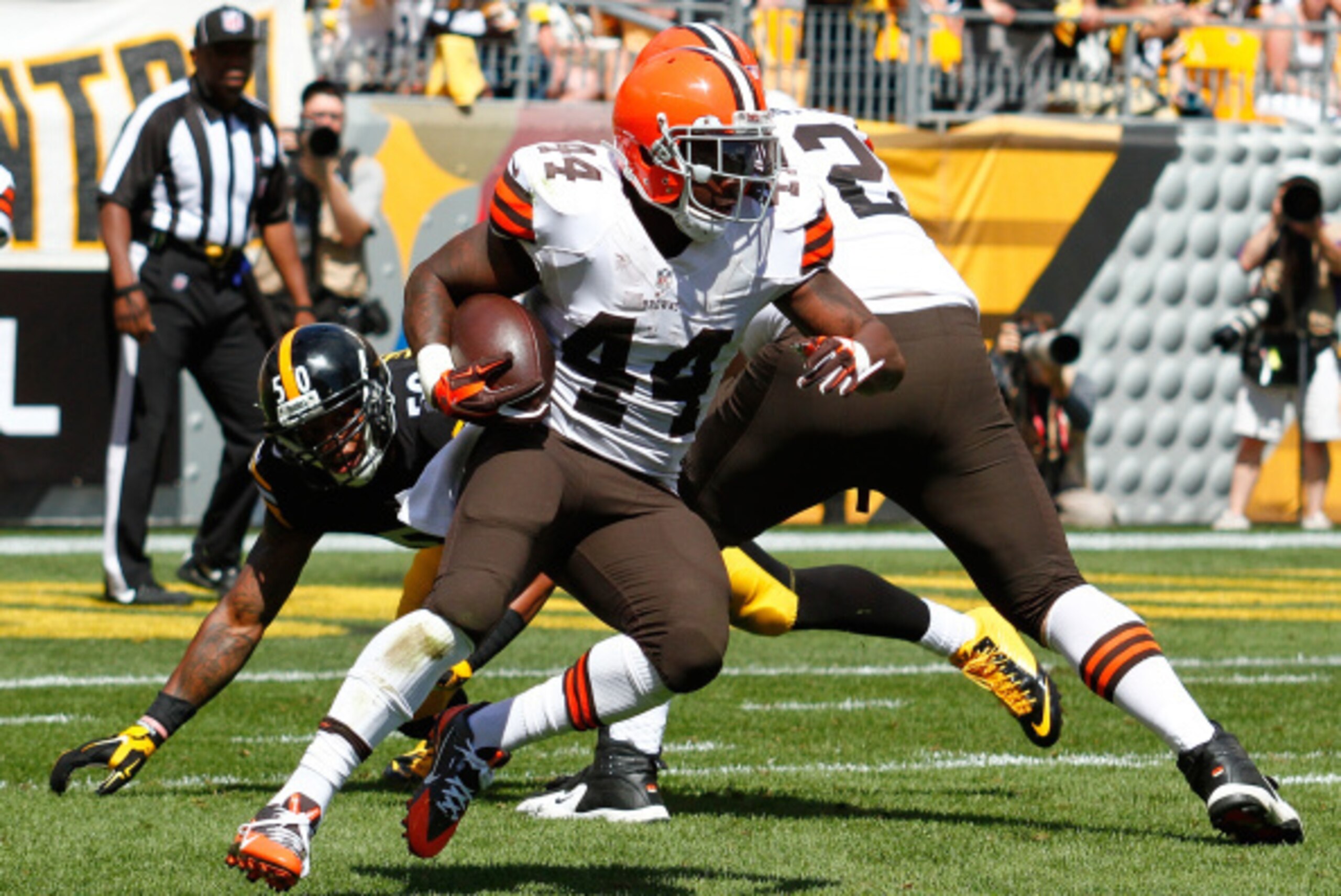PITTSBURGH, PA - SEPTEMBER 7:  Ben Tate #44 of the Cleveland Browns carries the ball during the second quarter against the Pittsburgh Steelers at Heinz Field on September 7, 2014 in Pittsburgh, Pennsylvania.  (Photo by Justin K. Aller/Getty Images)