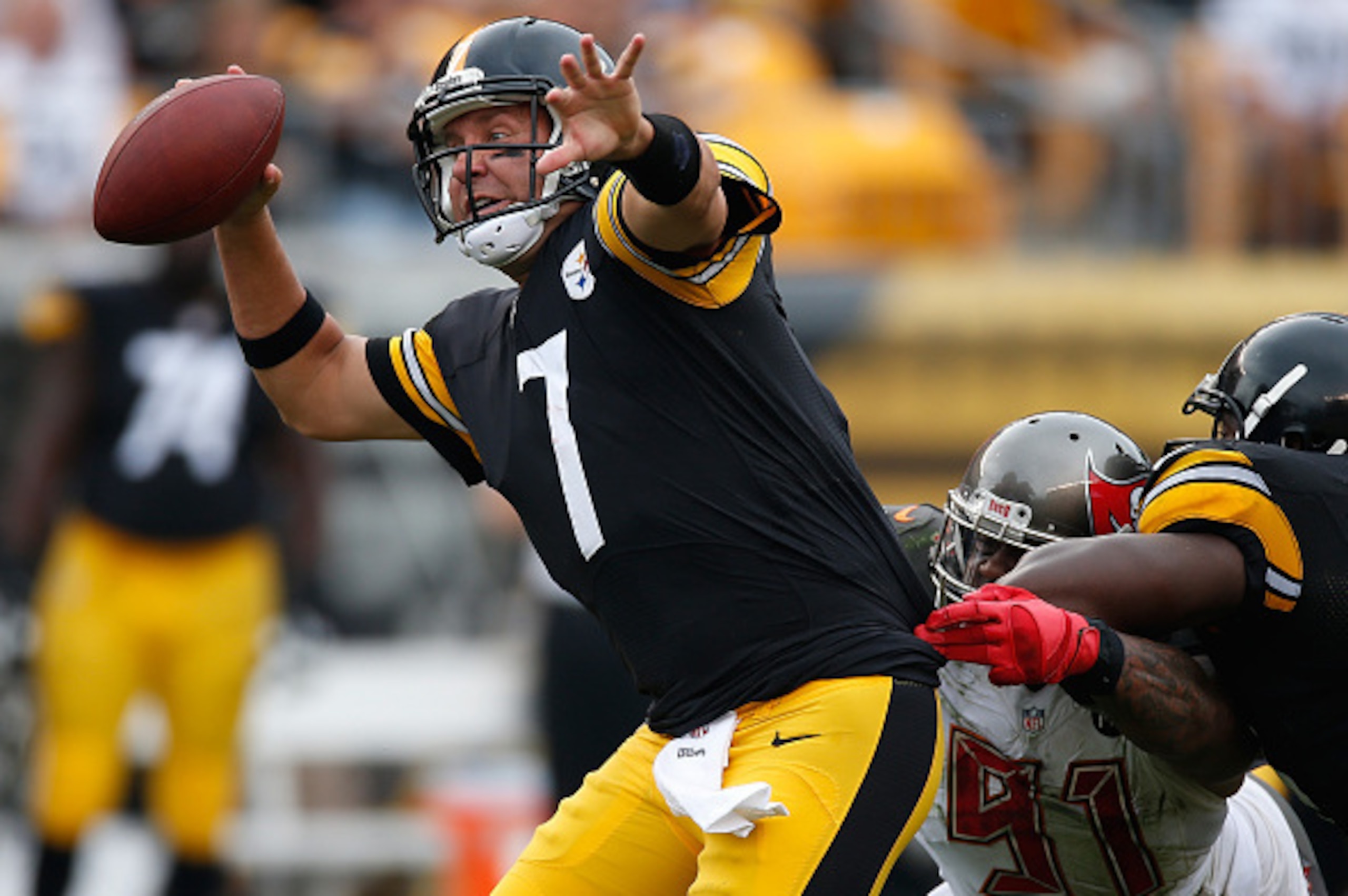 PITTSBURGH, PA - SEPTEMBER 28:  Ben Roethlisberger #7 of the Pittsburgh Steelers gets sacked by Da'Quan Bowers #91 of the Tampa Bay Buccaneers during the second quarter at Heinz Field on September 28, 2014 in Pittsburgh, Pennsylvania.  (Photo by Gregory S
