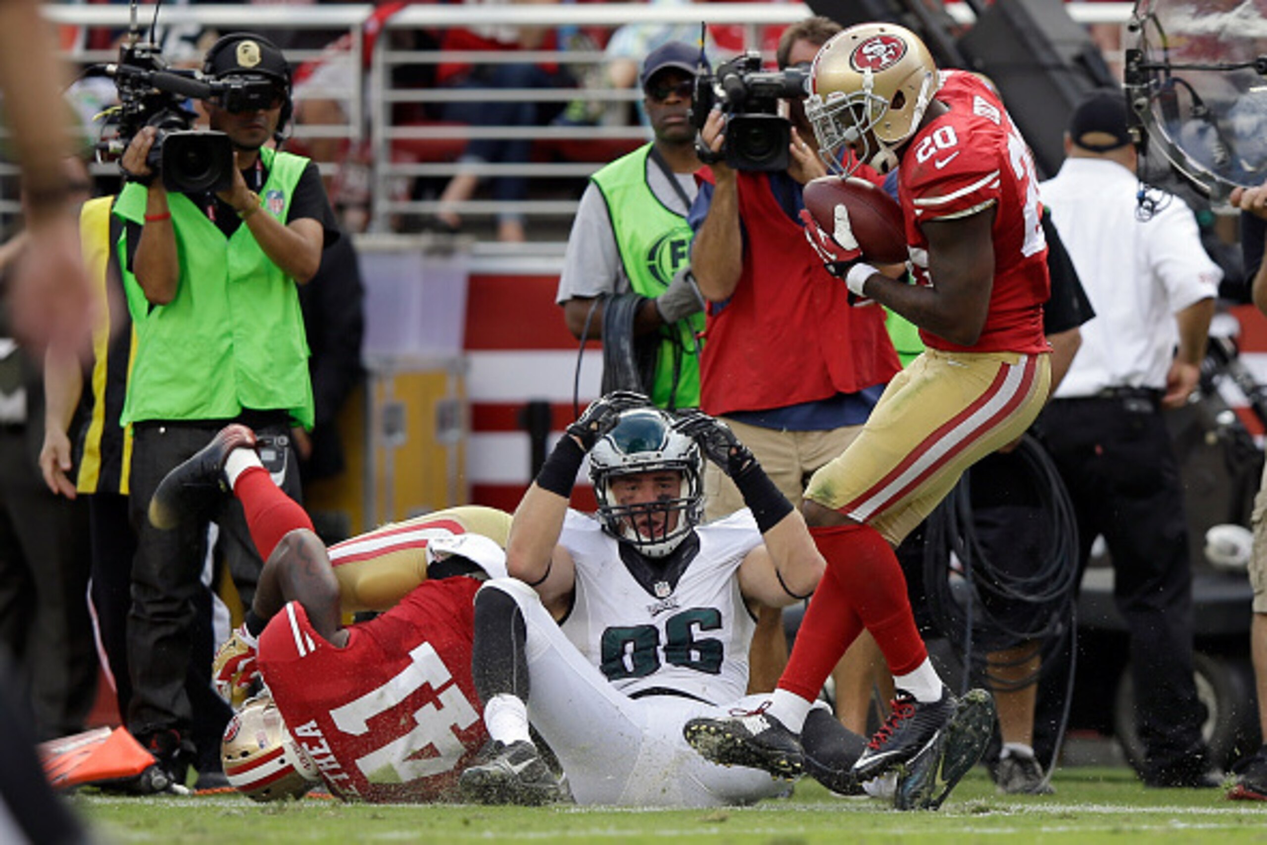 SANTA CLARA, CA - SEPTEMBER 28:  Perrish Cox #20 of the San Francisco 49ers recovers a fumble after Antoine Bethea #41 of the San Francisco 49ers forced Zach Ertz #86 of the Philadelphia Eagles to fumble the ball at Levi's Stadium on September 28, 2014 in