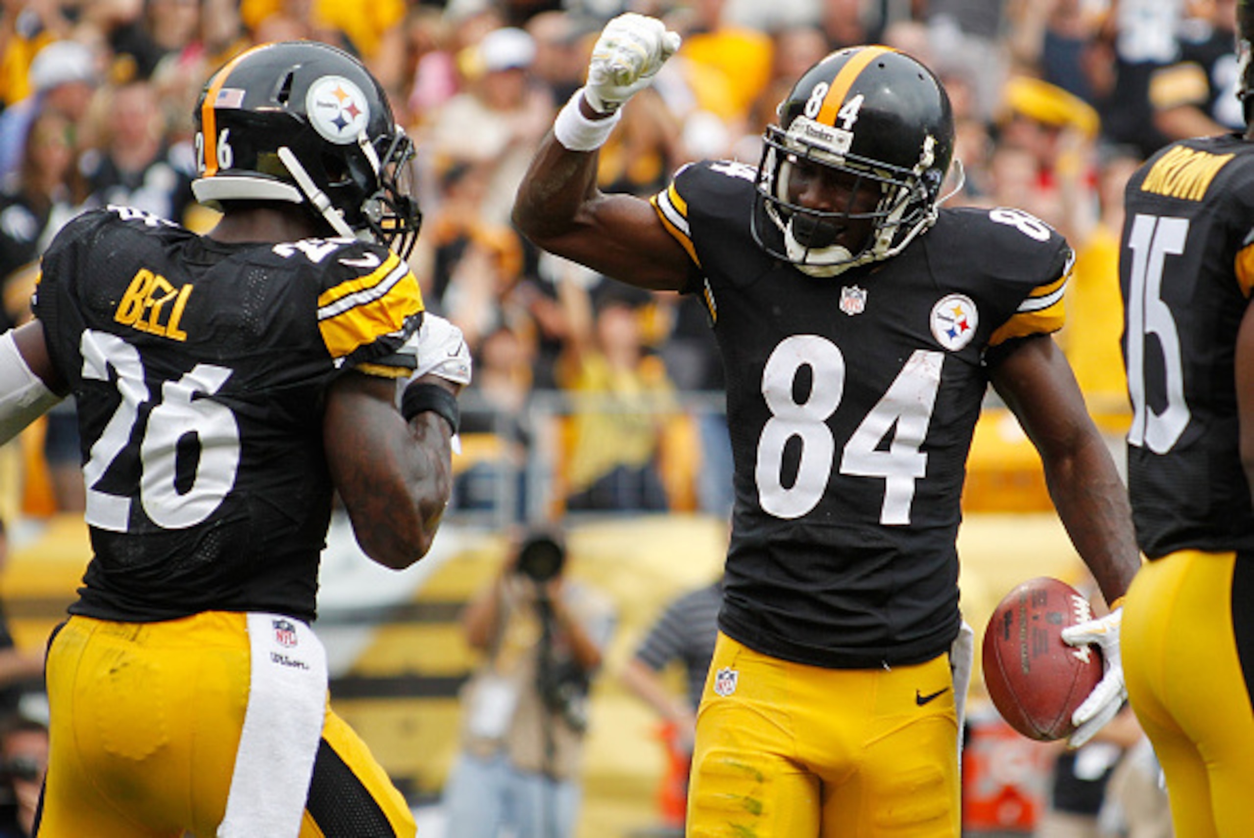 PITTSBURGH, PA - SEPTEMBER 28:  Antonio Brown #84 celebrates his touchdown with Le'Veon Bell #26 of the Pittsburgh Steelers during the first quarter against the Tampa Bay Buccaneers at Heinz Field on September 28, 2014 in Pittsburgh, Pennsylvania.  (Photo