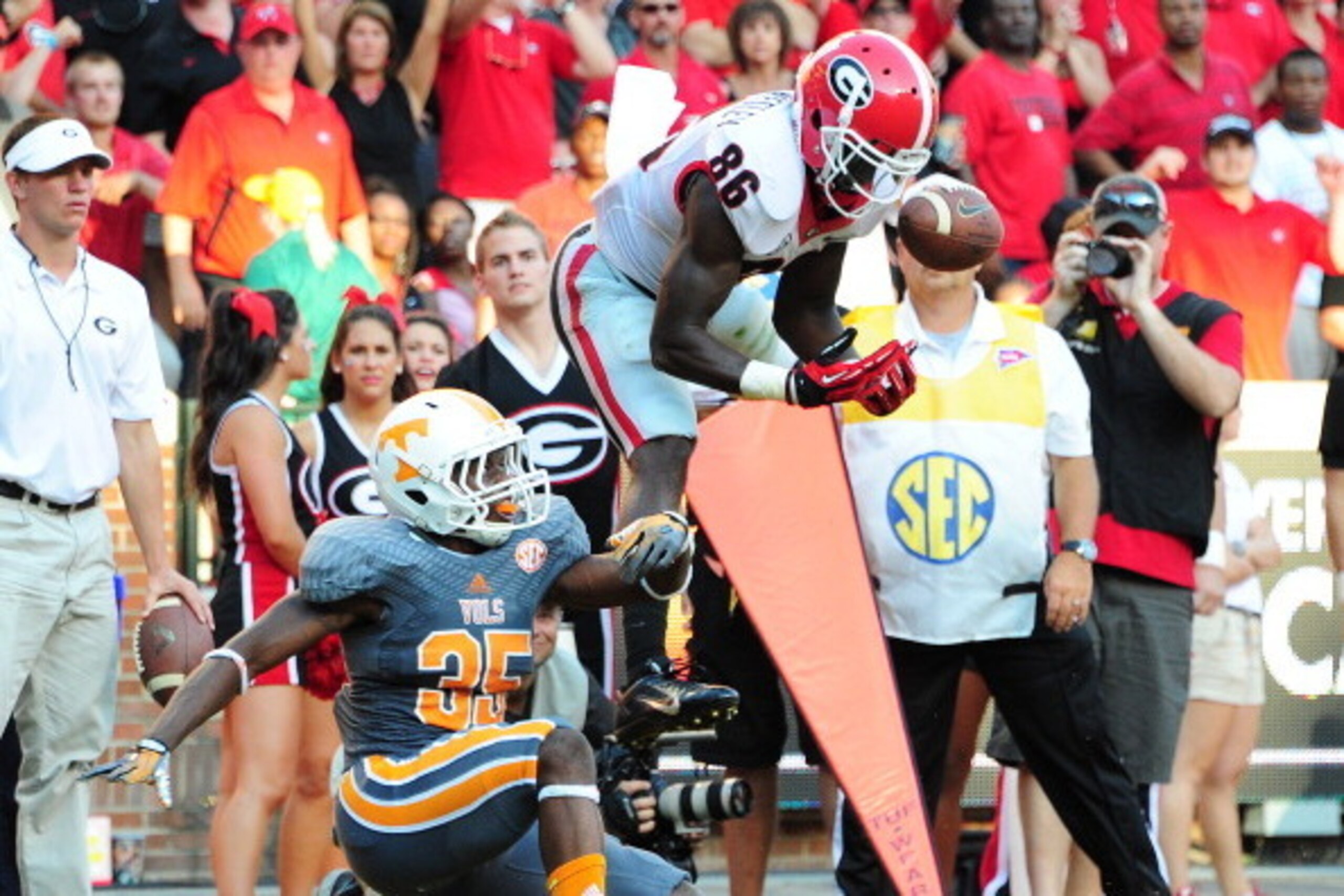 KNOXVILLE, TN - OCTOBER 5: Justin Scott-Wesley #86 of the Georgia Bulldogs goes up for a pass against JaRon Toney #35 of the Tennessee Volunteers at Neyland Stadium on October 5, 2013 in Knoxville, Tennessee. (Photo by Scott Cunningham/Getty Images)
