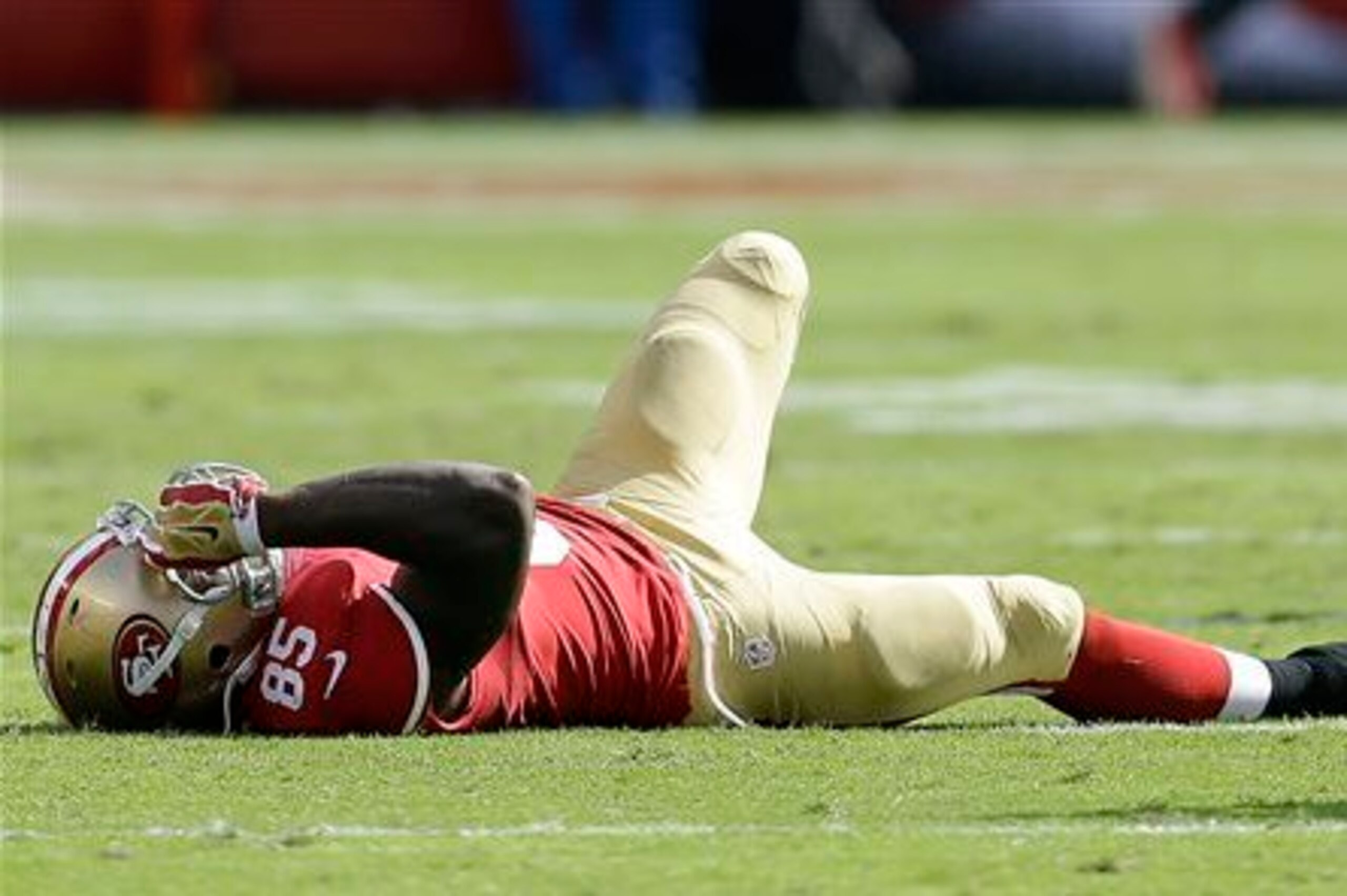 Vernon Davis' back injury could hinder San Francisco's offense.