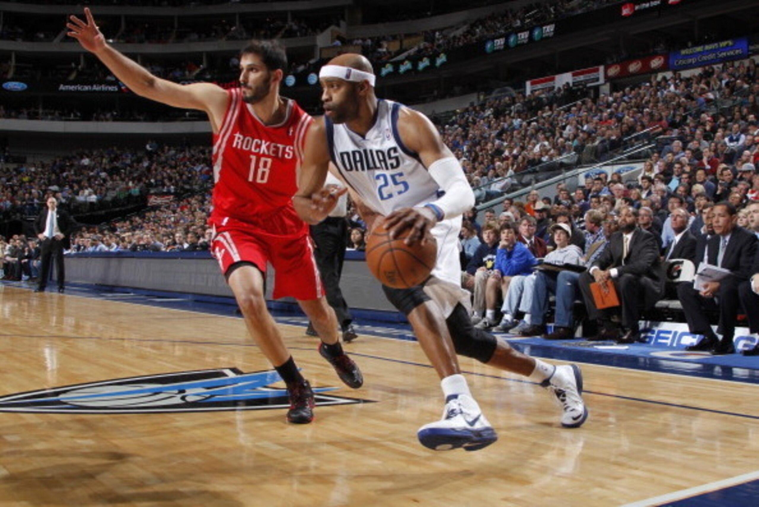 DALLAS, TX - JANUARY 29: Vince Carter #25 of the Dallas Mavericks drives to the basket against the Houston Rockets on January 29, 2014 at the American Airlines Center in Dallas, Texas. NOTE TO USER: User expressly acknowledges and agrees that, by download DALLAS, TX - JANUARY 29: Vince Carter #25 of the Dallas Mavericks drives to the basket against the Houston Rockets on January 29, 2014 at the American Airlines Center in Dallas, Texas. NOTE TO USER: User expressly acknowledges and agrees that, by download