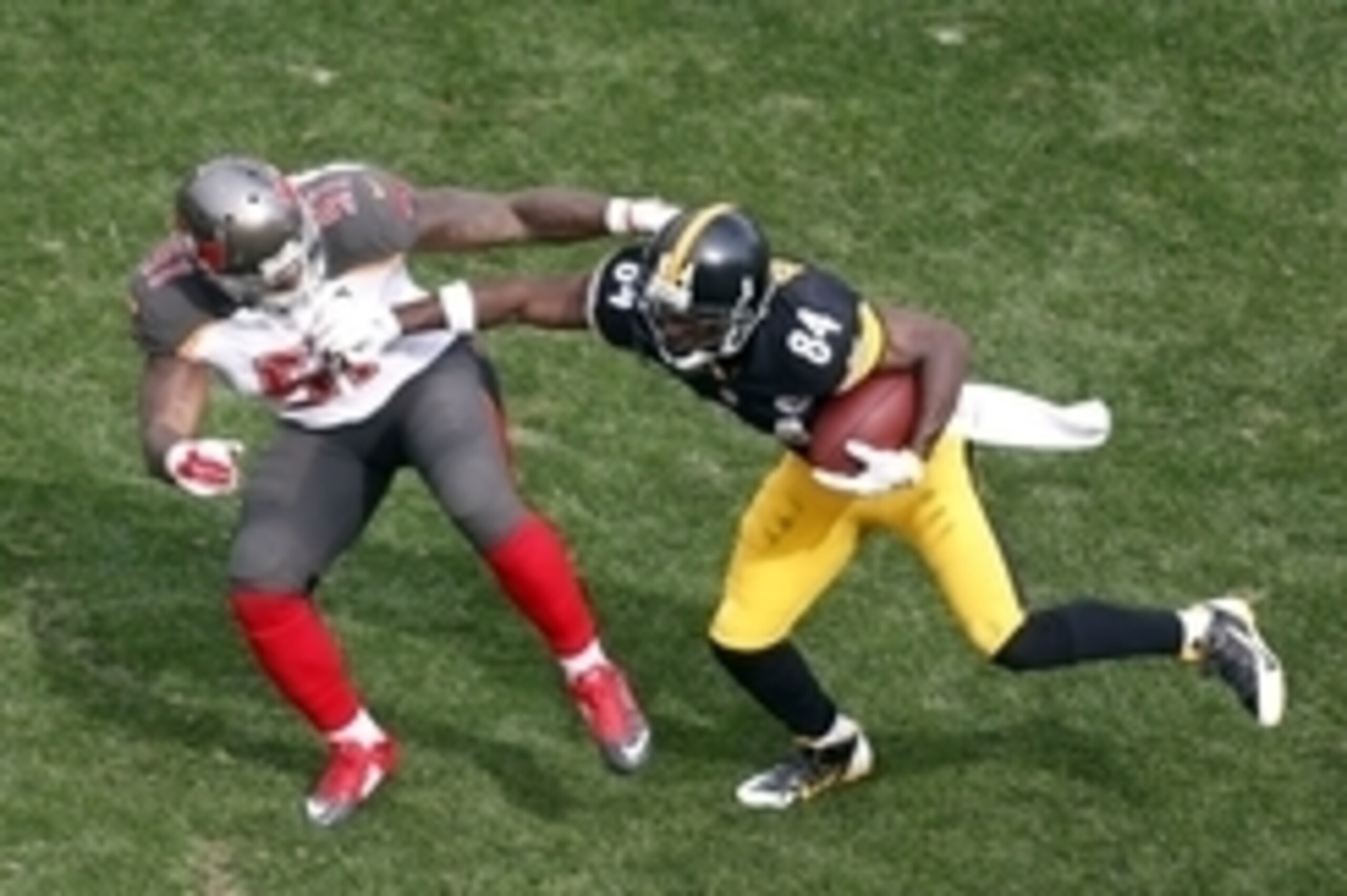 Sep 28, 2014; Pittsburgh, PA, USA; Pittsburgh Steelers wide receiver Antonio Brown (84) runs after a pass reception against Tampa Bay Buccaneers linebacker Danny Lansanah (51) during the third quarter at Heinz Field. The Buccaneers won 27-24. Mandatory Cr