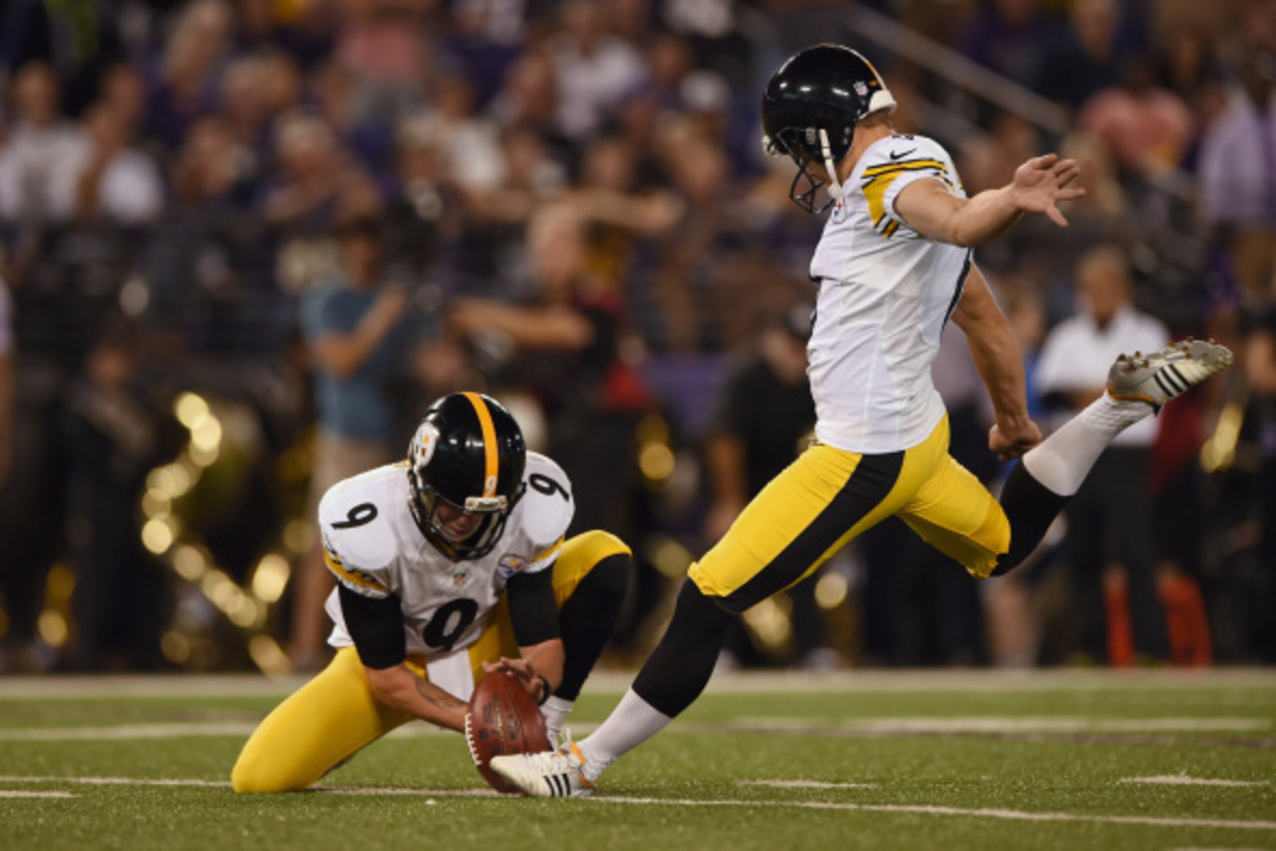 BALTIMORE, MD - SEPTEMBER 11: Kicker Shaun Suisham #6 of the Pittsburgh Steelers kicks a field goal against the Baltimore Ravens at M&T Bank Stadium on September 11, 2014 in Baltimore, Maryland. (Photo by Patrick Smith/Getty Images)