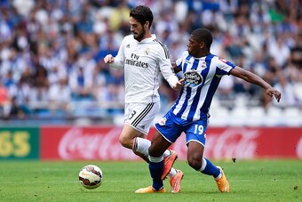 LA CORUNA, SPAIN - SEPTEMBER 20:  Francisco Alarcon Isco of Real Madrid CF competes for the ball with Ivan Cavaleiro of RC Deportivo La Coruna during the La Liga match between RC Deportivo La Coruna and Real Madrid CF at Riazor Stadium on September 20, 20