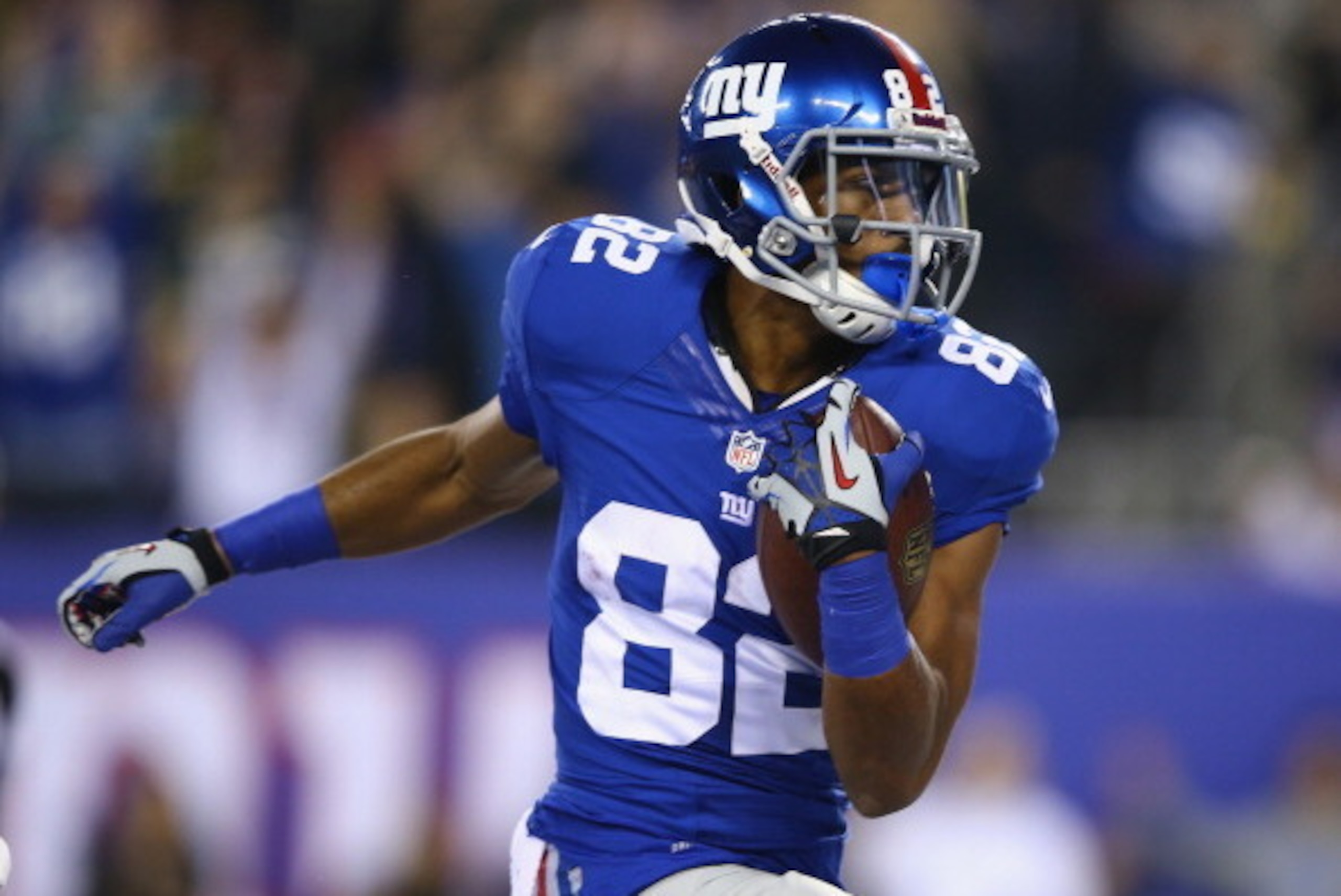 EAST RUTHERFORD, NJ - NOVEMBER 17:  Rueben Randle #82 of the New York Giants scores a touchdown against  the Green Bay Packers  in the first quarter during their game at MetLife Stadium on November 17, 2013 in East Rutherford, New Jersey.  (Photo by Al Be