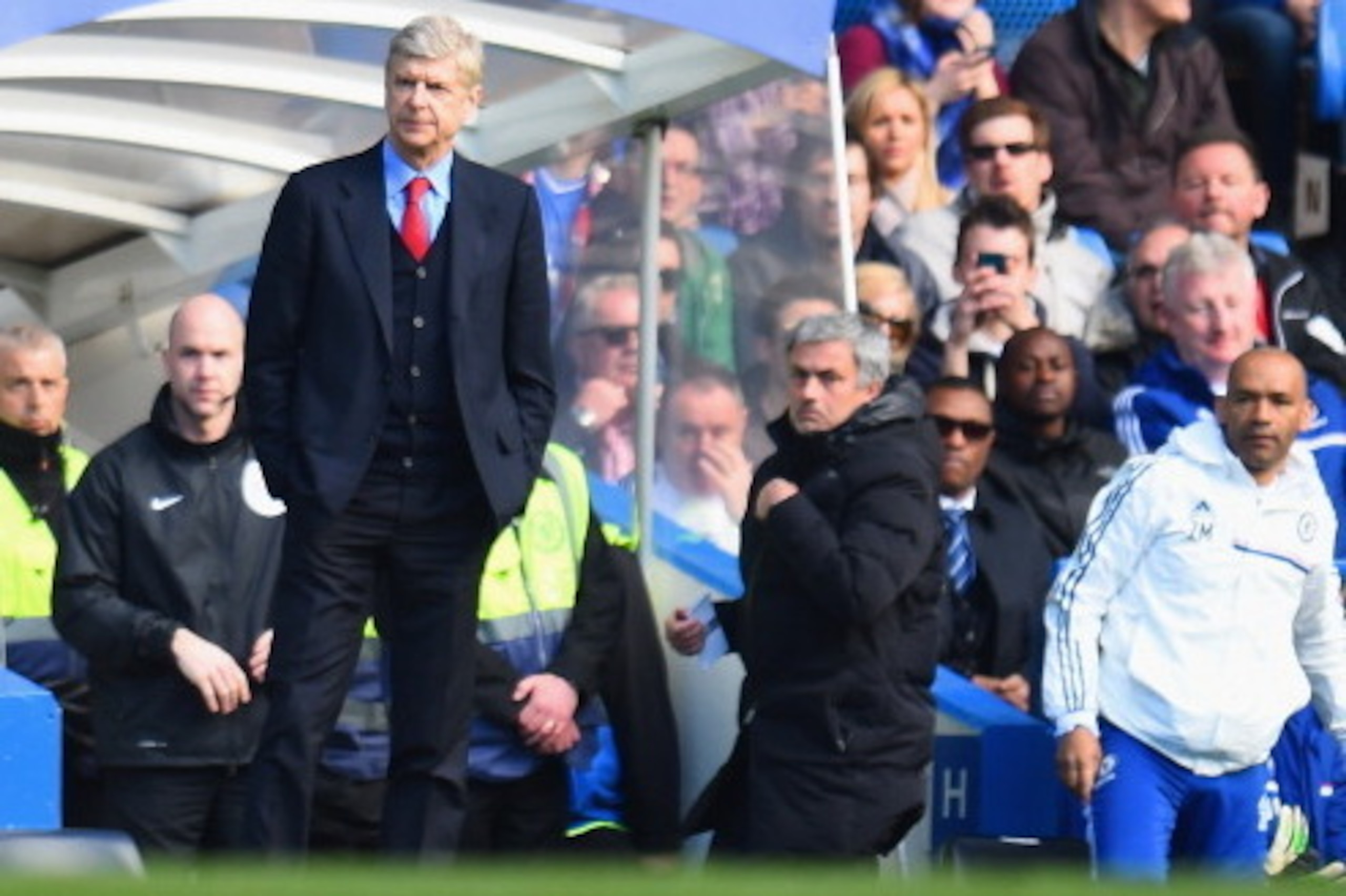 LONDON, ENGLAND - MARCH 22:  Arsene Wenger manager of Arsenal looks on during the Barclays Premier League match between Chelsea and Arsenal at Stamford Bridge on March 22, 2014 in London, England.  (Photo by Shaun Botterill/Getty Images)