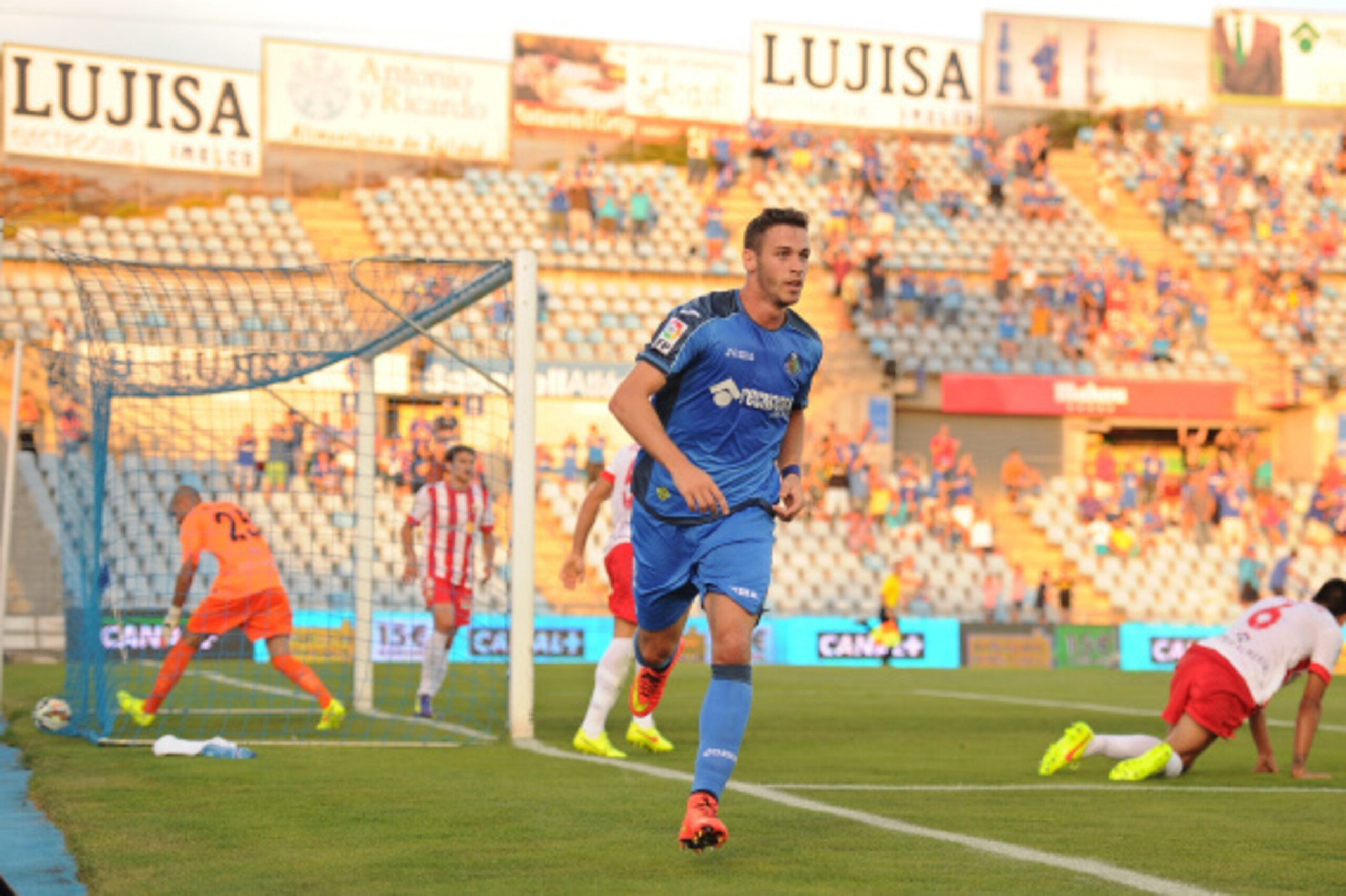 GETAFE, SPAIN - AUGUST 29:  Alvaro Vazquez of Getafe CF celebrates after scoring his team's opening goal during the La Liga match between Getafe CF and UD Almeria at Coliseum Alfonso Perez on August 29, 2014 in Getafe, Spain.  (Photo by Denis Doyle/Getty 