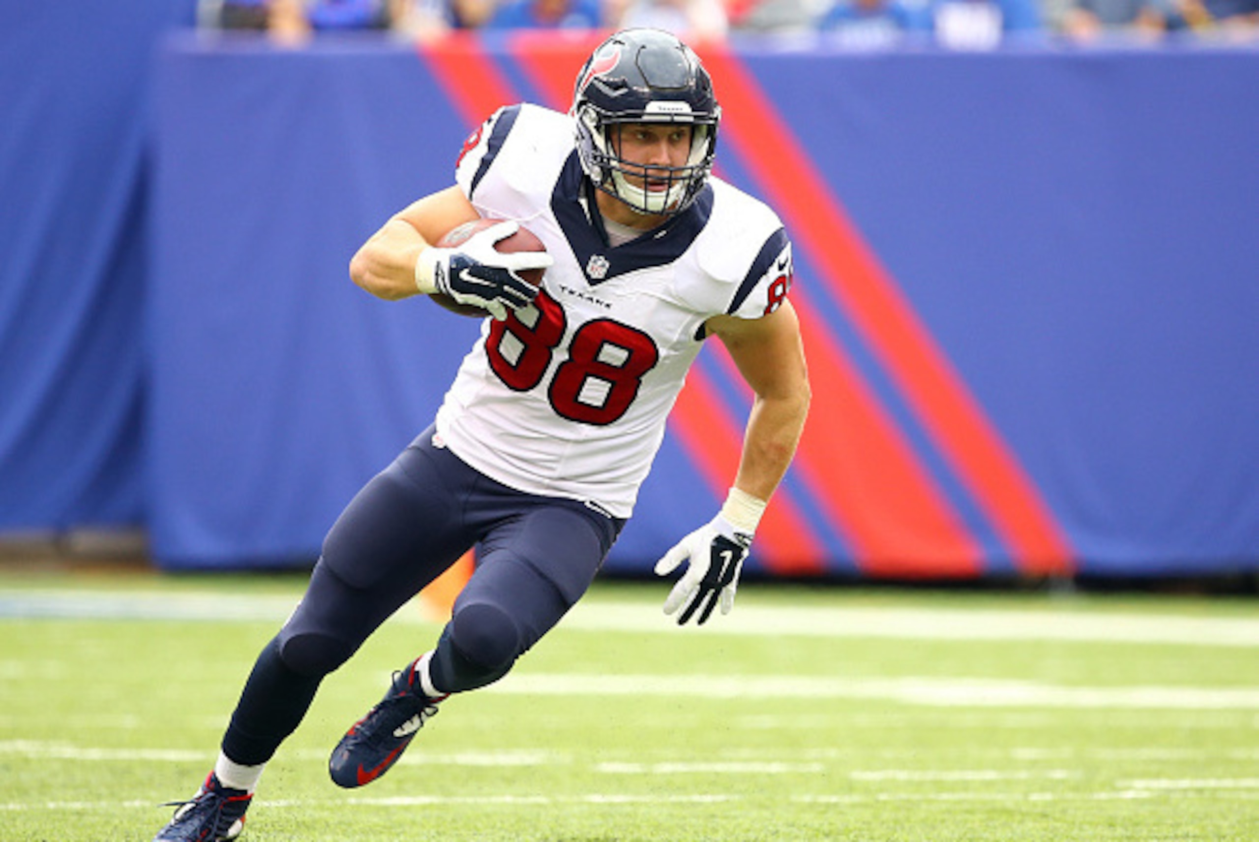 EAST RUTHERFORD, NJ - SEPTEMBER 21:  Garrett Graham #88 of the Houston Texans carries the ball against the New York Giants at MetLife Stadium on September 21, 2014 in East Rutherford, New Jersey.  (Photo by Al Bello/Getty Images)