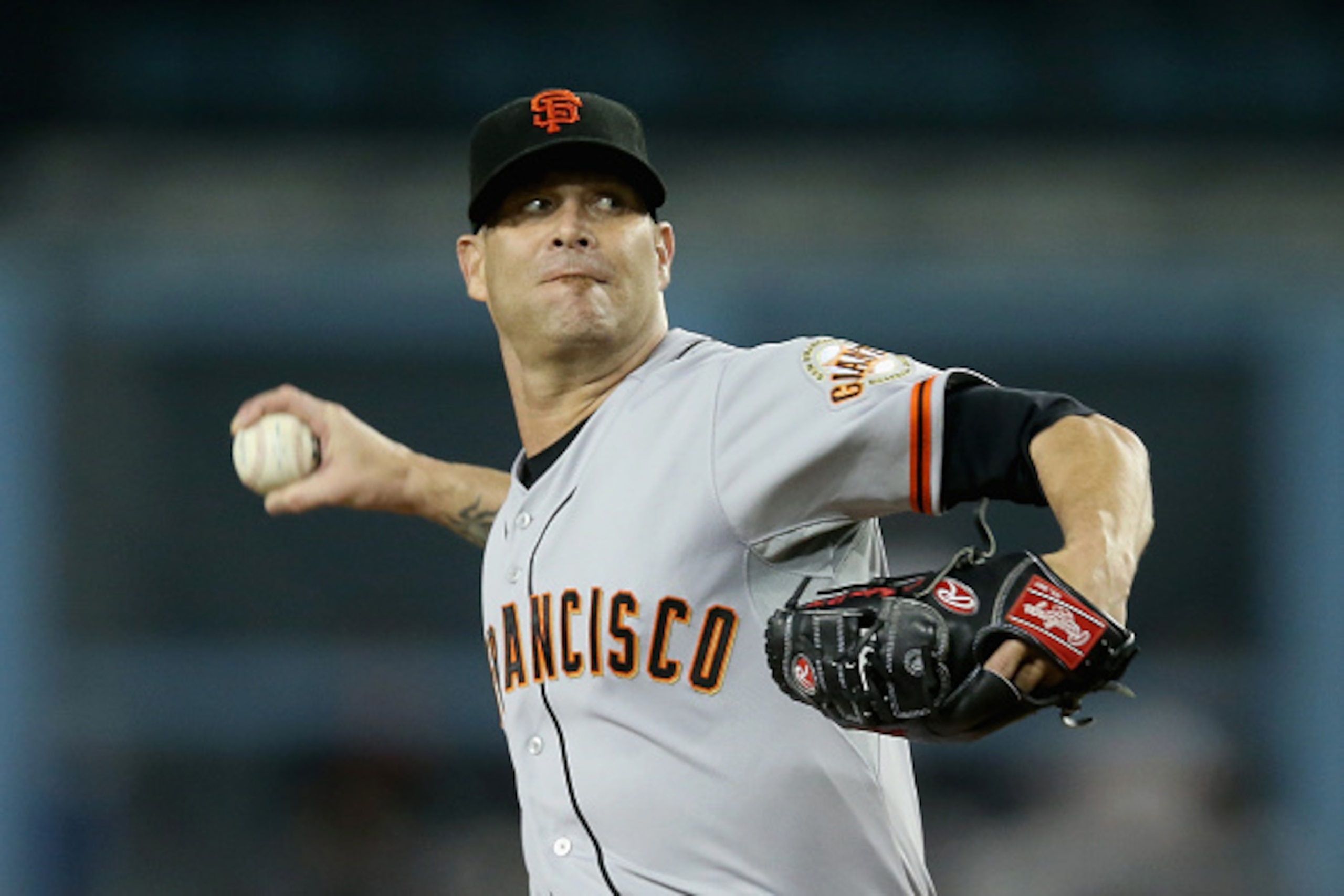 LOS ANGELES, CA - SEPTEMBER 24:  Tim Hudson #17 of the San Francisco Giants pitches against the Los Angeles Dodgers in the first inning at Dodger Stadium on September 24, 2014 in Los Angeles, California.  (Photo by Jeff Gross/Getty Images)