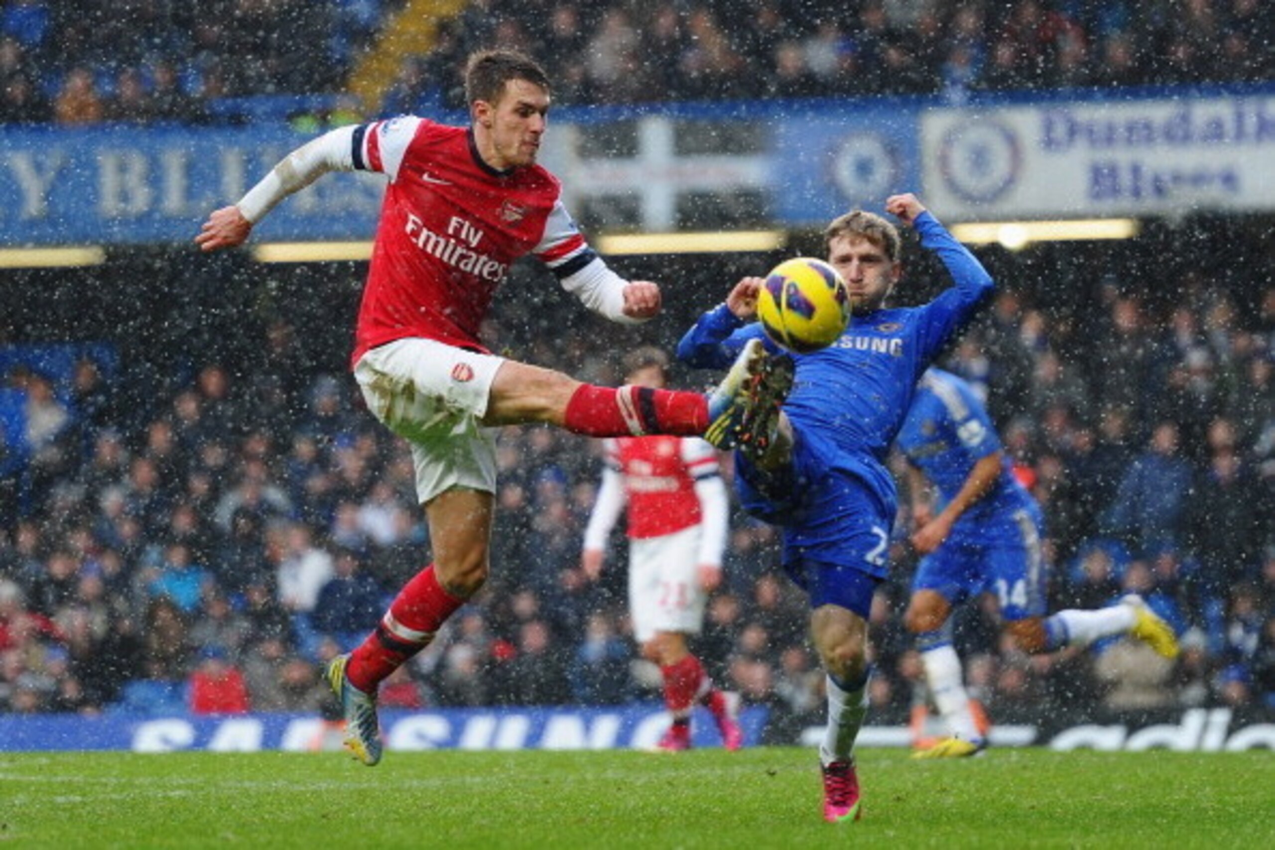 LONDON, ENGLAND - JANUARY 20:  Aaron Ramsey of Arsenal challenges Marko Marin of Chelsea during the Barclays Premier League match between Chelsea and Arsenal at Stamford Bridge on January 20, 2013 in London, England.  (Photo by Laurence Griffiths/Getty Im