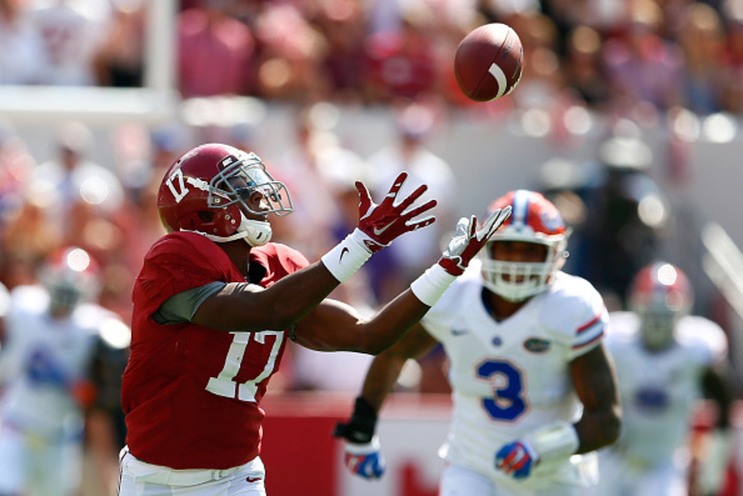 TUSCALOOSA, AL - SEPTEMBER 20:  Kenyan Drake #17 of the Alabama Crimson Tide pulls in this reception for a touchdown against the Florida Gators at Bryant-Denny Stadium on September 20, 2014 in Tuscaloosa, Alabama.  (Photo by Kevin C. Cox/Getty Images)