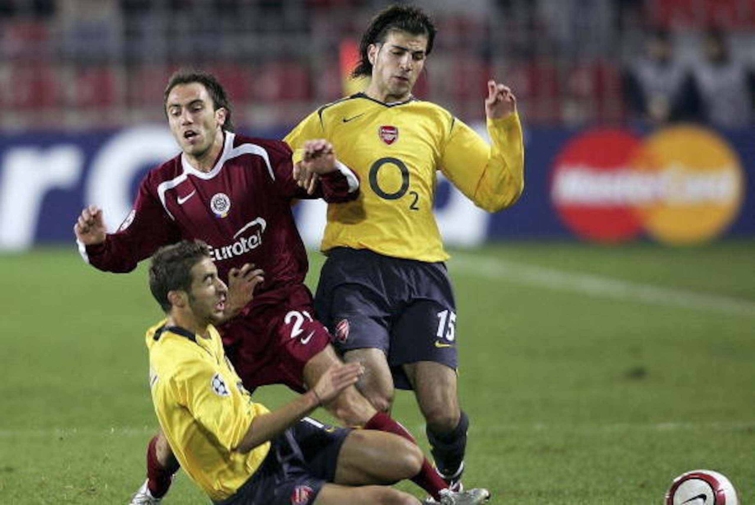 PRAGUE, CZECH REPUBLIC - OCTOBER 18: Cesc Fabregas (left) and Mathieu Flamini of Arsenal combine to tackle Tomas Polacek of Sparta during the UEFA Champions league Group B match between Sparta Prague and Arsenal at The Sparta Stadium on October 18, 2005 i PRAGUE, CZECH REPUBLIC - OCTOBER 18: Cesc Fabregas (left) and Mathieu Flamini of Arsenal combine to tackle Tomas Polacek of Sparta during the UEFA Champions league Group B match between Sparta Prague and Arsenal at The Sparta Stadium on October 18, 2005 i