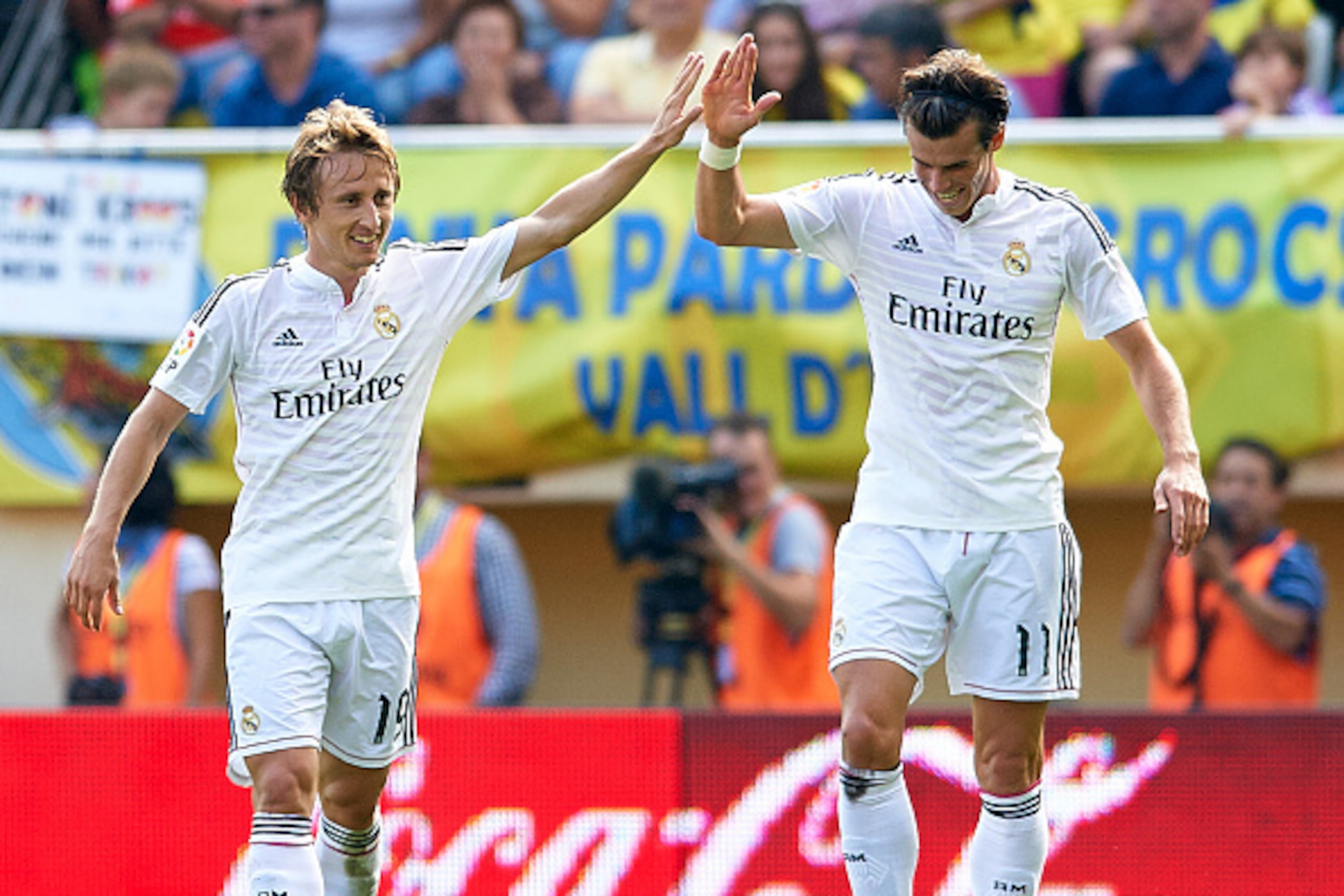 VILLARREAL, SPAIN - SEPTEMBER 27:  Luka Modric (L) of Real Madrid celebrates after scoring with his teammate Gareth Bale during the La Liga match between Villarreal CF and Real Madrid at El Madrigal on September 27, 2014 in Villarreal, Spain.  (Photo by M