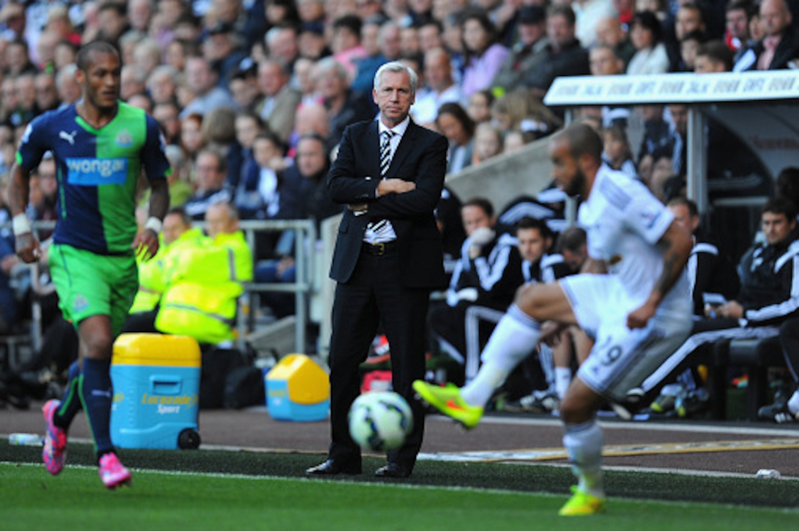 SWANSEA, WALES - OCTOBER 04:  Newcastle United manager Alan Pardew (c) looks on during the Barclays Premier League match between Swansea City and Newcastle United at Liberty Stadium on October 4, 2014 in Swansea, Wales.  (Photo by Stu Forster/Getty Images