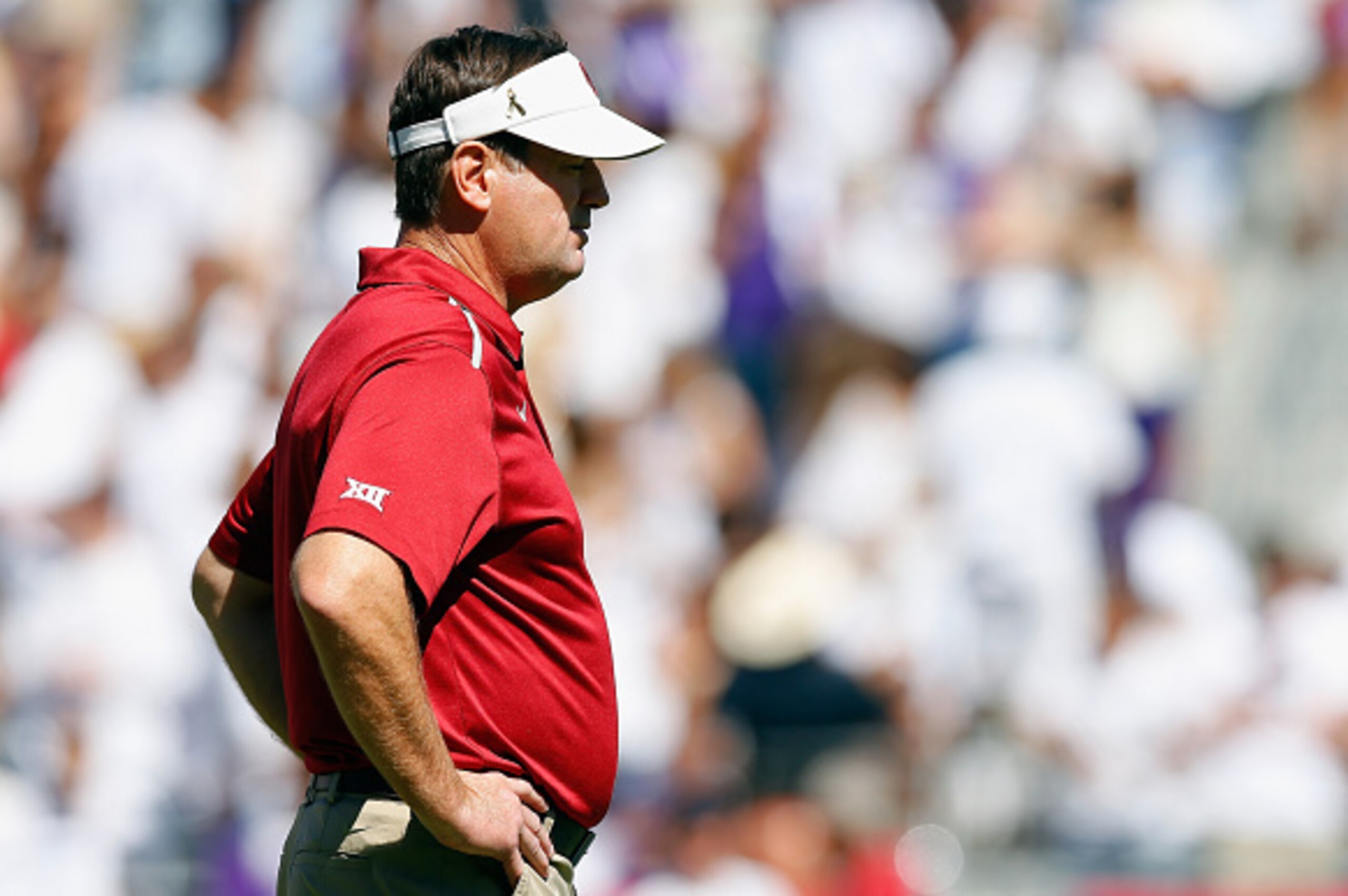 FORT WORTH, TX - OCTOBER 04:  Head coach Bob Stoops of the Oklahoma Sooners looks on as the Sooners prepare to take on the TCU Horned Frogs at Amon G. Carter Stadium on October 4, 2014 in Fort Worth, Texas.  (Photo by Tom Pennington/Getty Images)