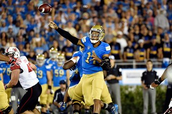 PASADENA, CA - OCTOBER 04:  Brett Hundley #17 quarterback of the UCLA Bruins  throws a pass against Utah Utes during the first half at the Rose Bowl October 04, 2014, in Pasadena, California. (Photo by Kevork Djansezian/Getty Images)