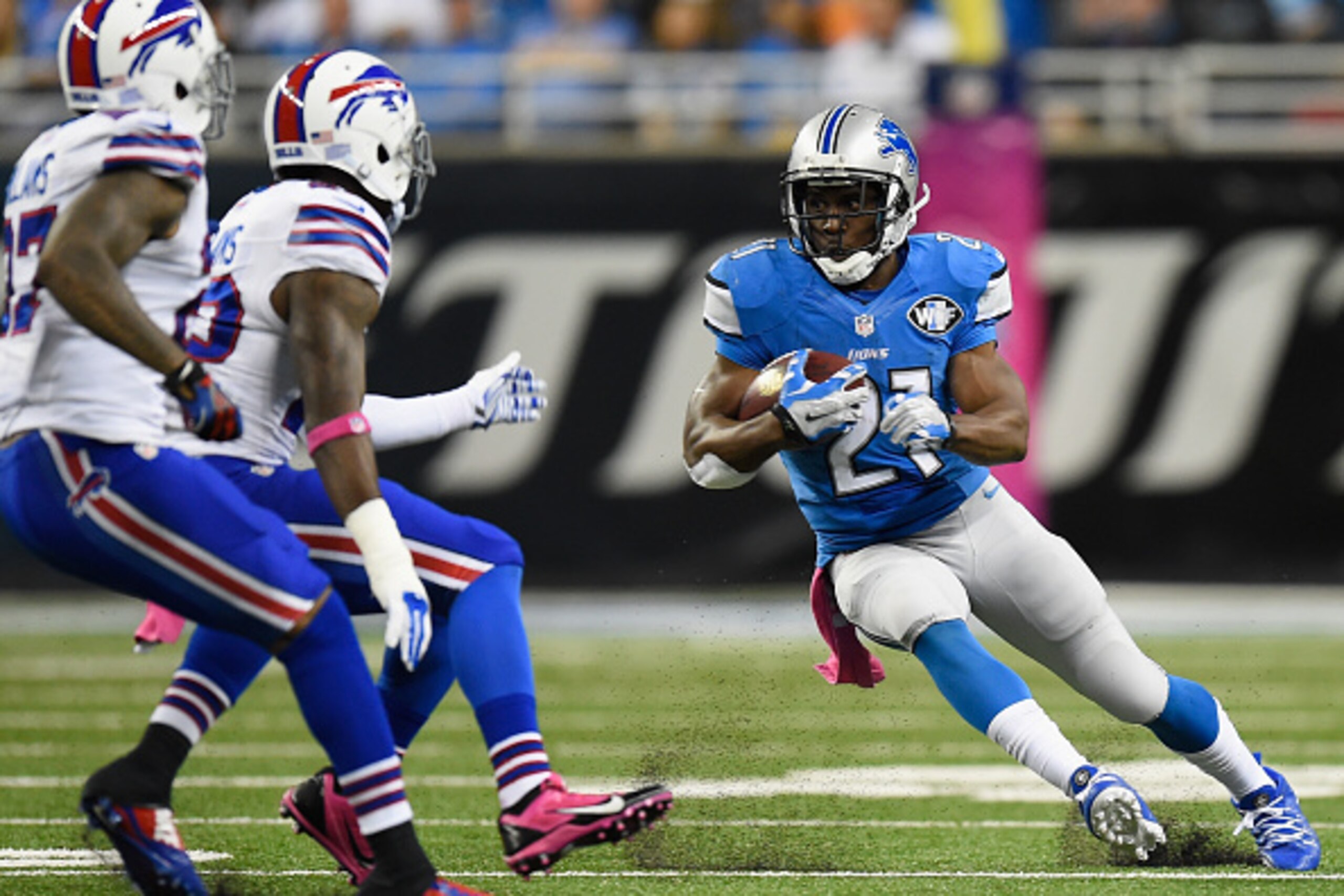 DETROIT, MI - OCTOBER 05: Reggie Bush #21 of the Detroit Lions looks for an opening up field in the third quarter while playing the Buffalo Bills at Ford Field on October 05, 2014 in Detroit, Michigan. (Photo by Joe Sargent/Getty Images)