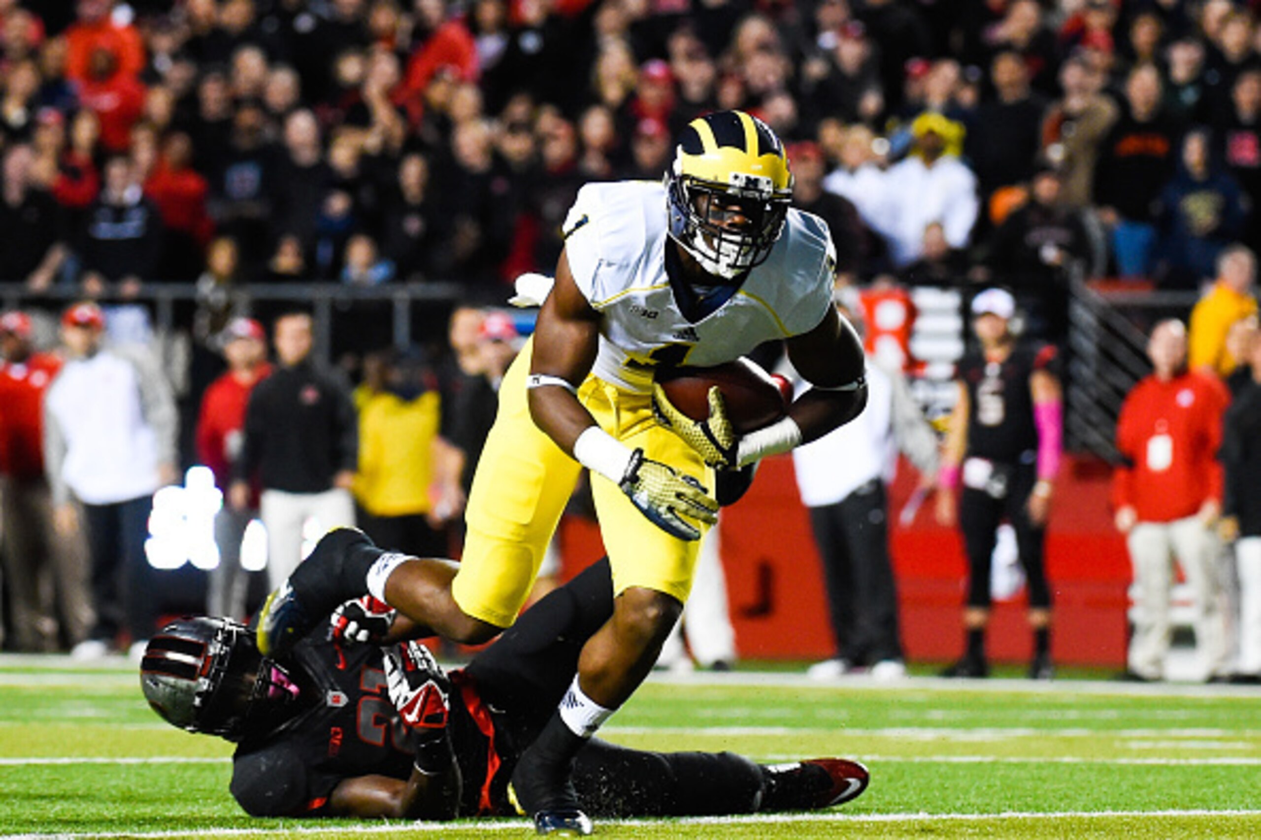 PISCATAWAY, NJ - OCTOBER 04: Devin Funchess #1 of the Michigan Wolverines rushes past Lorenzo Waters #21 of the Rutgers Scarlet Knights in the first quarter at High Point Solutions Stadium on October 4, 2014 in Piscataway, New Jersey.  (Photo by Alex Good