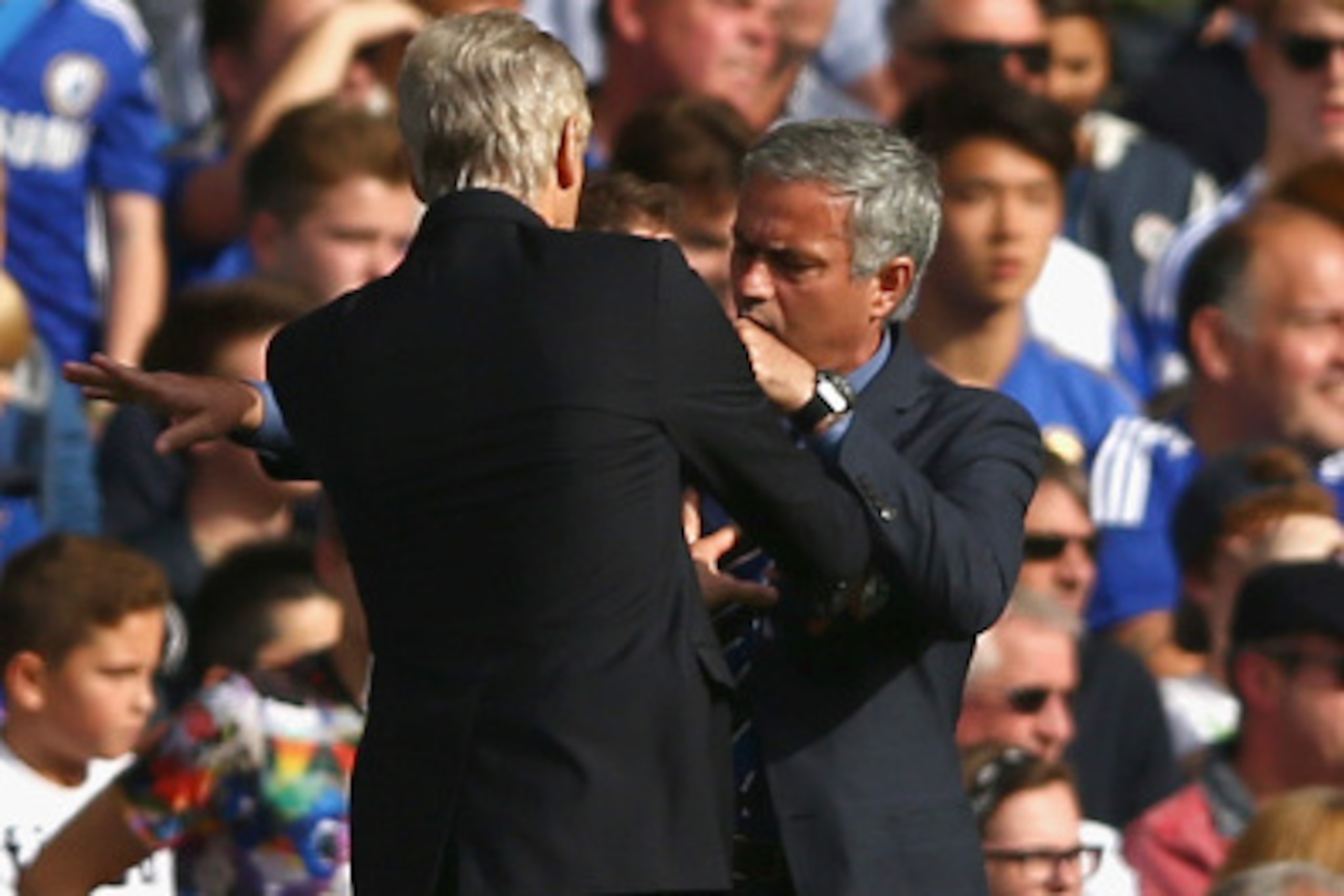 LONDON, ENGLAND - OCTOBER 05: Managers Arsene Wenger of Arsenal and Jose Mourinho manager of Chelsea clash during the Barclays Premier League match between Chelsea and Arsenal at Stamford Bridge on October 4, 2014 in London, England.  (Photo by Paul Gilha